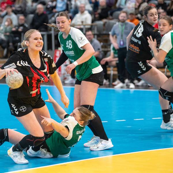 Zweikampf zwischen Annika Ingenpass TSV Bayer 04 Leverkusen, 02 und Luisa Krueger SG 09 Kirchhof, 20. TSV Bayer 04 Leverkusen vs. SG 09 Kirchhof, Handball, ALSCO Handballbundesliga Frauen, 18. Spieltag, Saison 2025/2026, 15.02.2026 TSV Bayer 04 Leverkusen vs. SG 09 Kirchhof, Handball, ALSCO Handballbundesliga Frauen, 18. Spieltag, Saison 2025/2026, 15.02.2026 Leverkusen *** Duel between Annika Ingenpass TSV Bayer 04 Leverkusen, 02 and Luisa Krueger SG 09 Kirchhof, 20 TSV Bayer 04 Leverkusen vs SG 09 Kirchhof, Handball, ALSCO Handball Bundesliga Women, Matchday 18, Season 2025 2026, 15 02 2026 TSV Bayer 04 Leverkusen vs SG 09 Kirchhof, Handball, ALSCO Handball Bundesliga Women, Matchday 18, Season 2025 2026, 15 02 2026 Leverkusen Copyright: xEibner-Pressefoto/ThomasxHaeslerx EP_THR