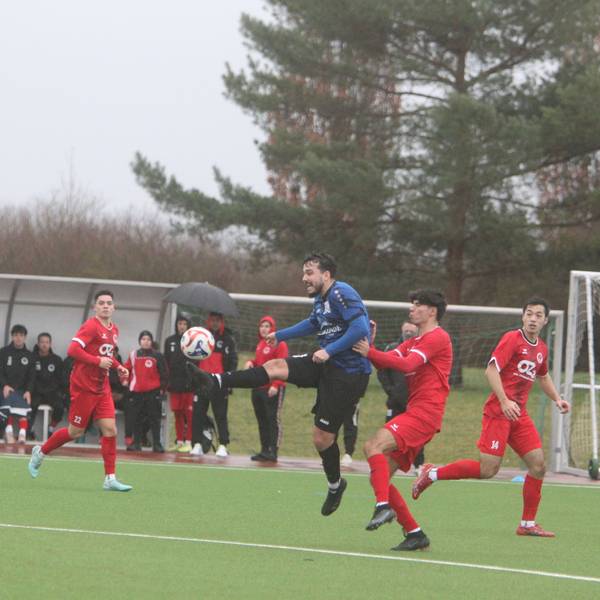 Hoch das Bein: Göktan Maru und der FC Hertha Rheidt behalten im Stadtduell mit dem 1. FC Niederkassel die Oberhand.