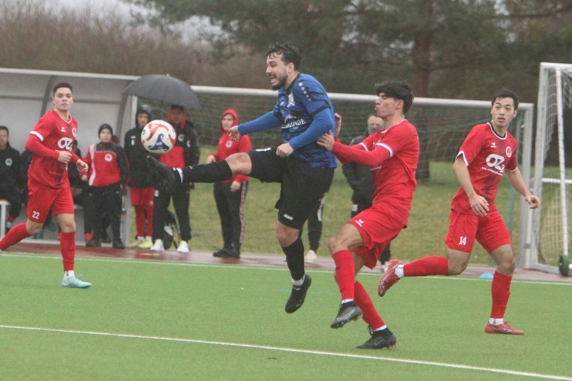 Hoch das Bein: Göktan Maru und der FC Hertha Rheidt behalten im Stadtduell mit dem 1. FC Niederkassel die Oberhand.