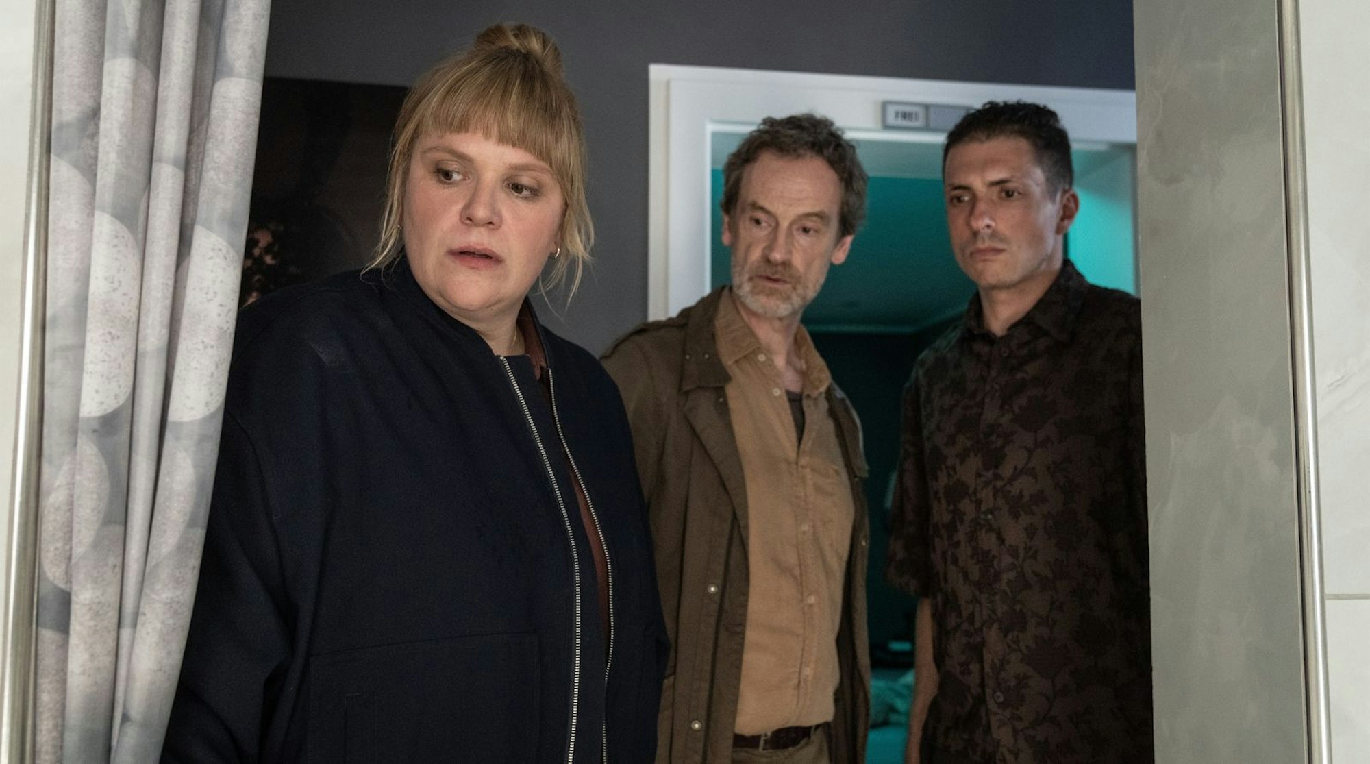 Rosa Herzog (Stefanie Reinsperger), Peter Faber (Jörg Hartmann, Mitte) und ein Bordell-Mitarbeiter (Kristian Pandža) finden die verstörte Zeugin des Mordes - eine Prostituierte. (Bild: WDR/Thomas Kost)