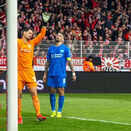 Fußball, Herren, Saison 2025/2026, 1. Bundesliga 23. Spieltag, 1. FC Union Berlin - Bayer Leverkusen 1:0, v. l. Torwart Janis Blaswich Bayer 04 Leverkusen, Robert Andrich Bayer 04 Leverkusen nach dem Gegentor zum 1:0, 21.02.2026, *** Soccer, Men, Season 2025 2026, 1 Bundesliga 23 Matchday , 1 FC Union Berlin Bayer Leverkusen 1 0 , f l Goalkeeper Janis Blaswich Bayer 04 Leverkusen , Robert Andrich Bayer 04 Leverkusen after conceding the 1 0 goal, 21 02 2026, Copyright: xMatthiasxKochx
