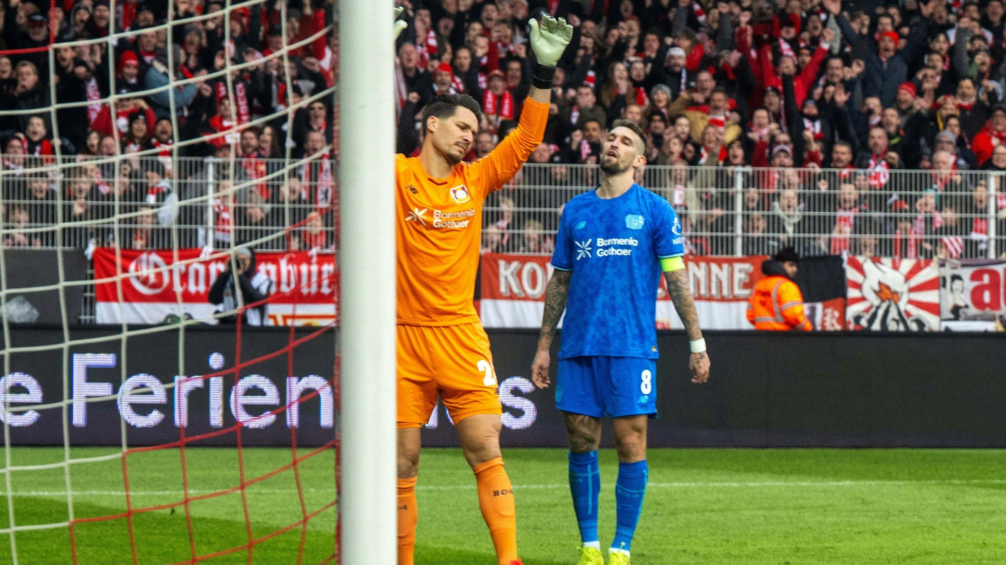 Fußball, Herren, Saison 2025/2026, 1. Bundesliga 23. Spieltag, 1. FC Union Berlin - Bayer Leverkusen 1:0, v. l. Torwart Janis Blaswich Bayer 04 Leverkusen, Robert Andrich Bayer 04 Leverkusen nach dem Gegentor zum 1:0, 21.02.2026, *** Soccer, Men, Season 2025 2026, 1 Bundesliga 23 Matchday , 1 FC Union Berlin Bayer Leverkusen 1 0 , f l Goalkeeper Janis Blaswich Bayer 04 Leverkusen , Robert Andrich Bayer 04 Leverkusen after conceding the 1 0 goal, 21 02 2026, Copyright: xMatthiasxKochx