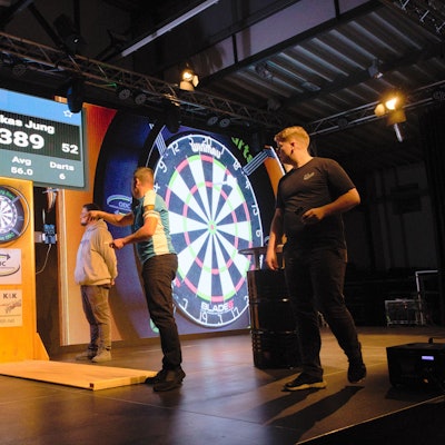 Kleine Scheibe, große Leinwand und großes Publikum: Mit zunächst 60 Startern hat am Freitag die zweite Oberbergische Darts-Challenge begonnen. Austragungsort war erneut die Alte Drahtzieherei in Wipperfürth.