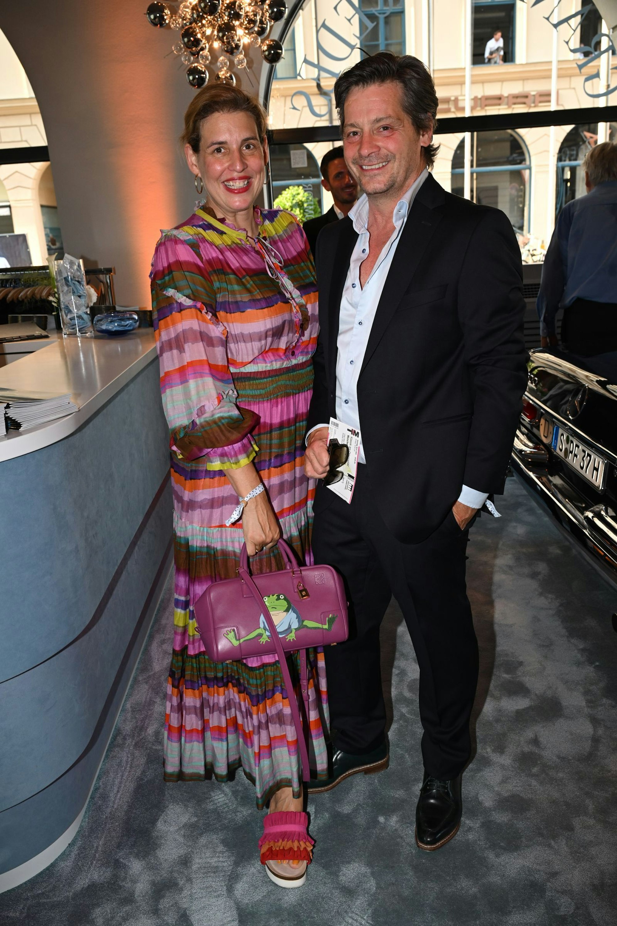 Fritz Karl und Ehefrau Elena Uhlig haben vier gemeinsame Kinder. Das sorgt für jede Menge Trubel daheim - genau das, was der Schauspieler und Autor liebt. „Eine Woche allein in einer Almhütte? Nein danke, das wäre nichts für mich“, verrät Fritz Karl. (Bild: 2023 Getty Images/Hannes Magerstaedt)