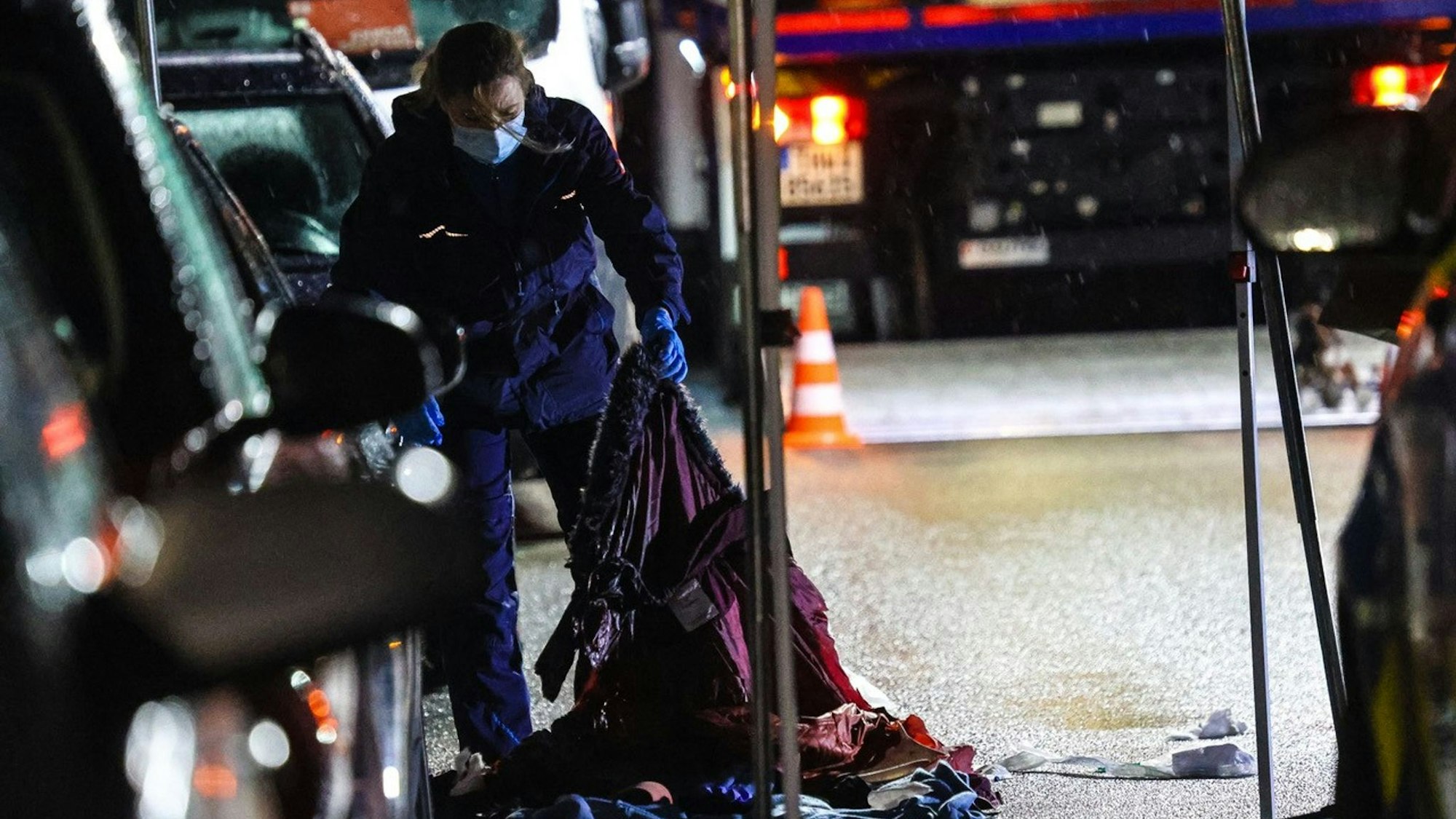 Die Polizei sichert Spuren am Tatort.