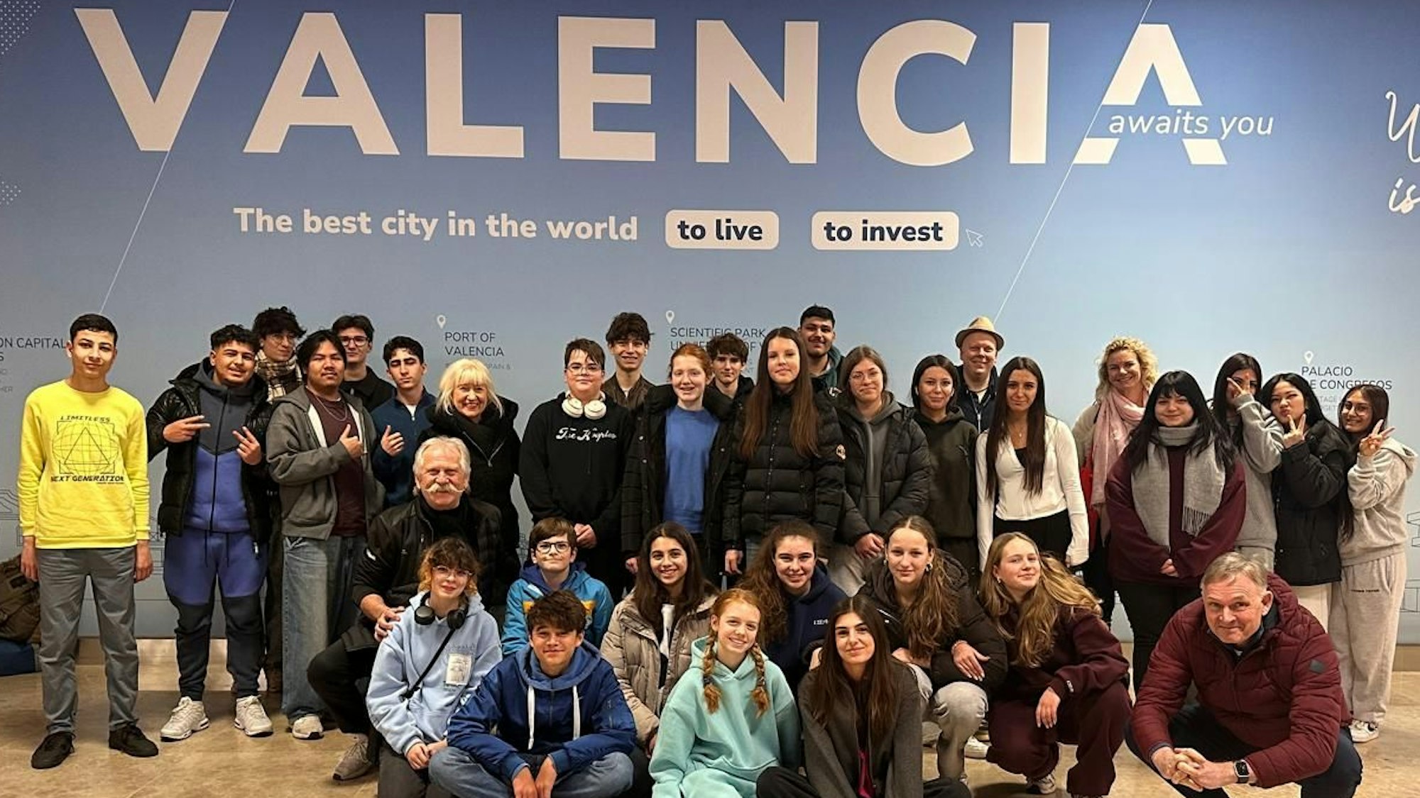 Henning Krautmacher und Oliver Gritz von „Run & ride for reading e.V“ mit einer Gruppe Leseclub-Schülerinnen und Schüler in Valencia