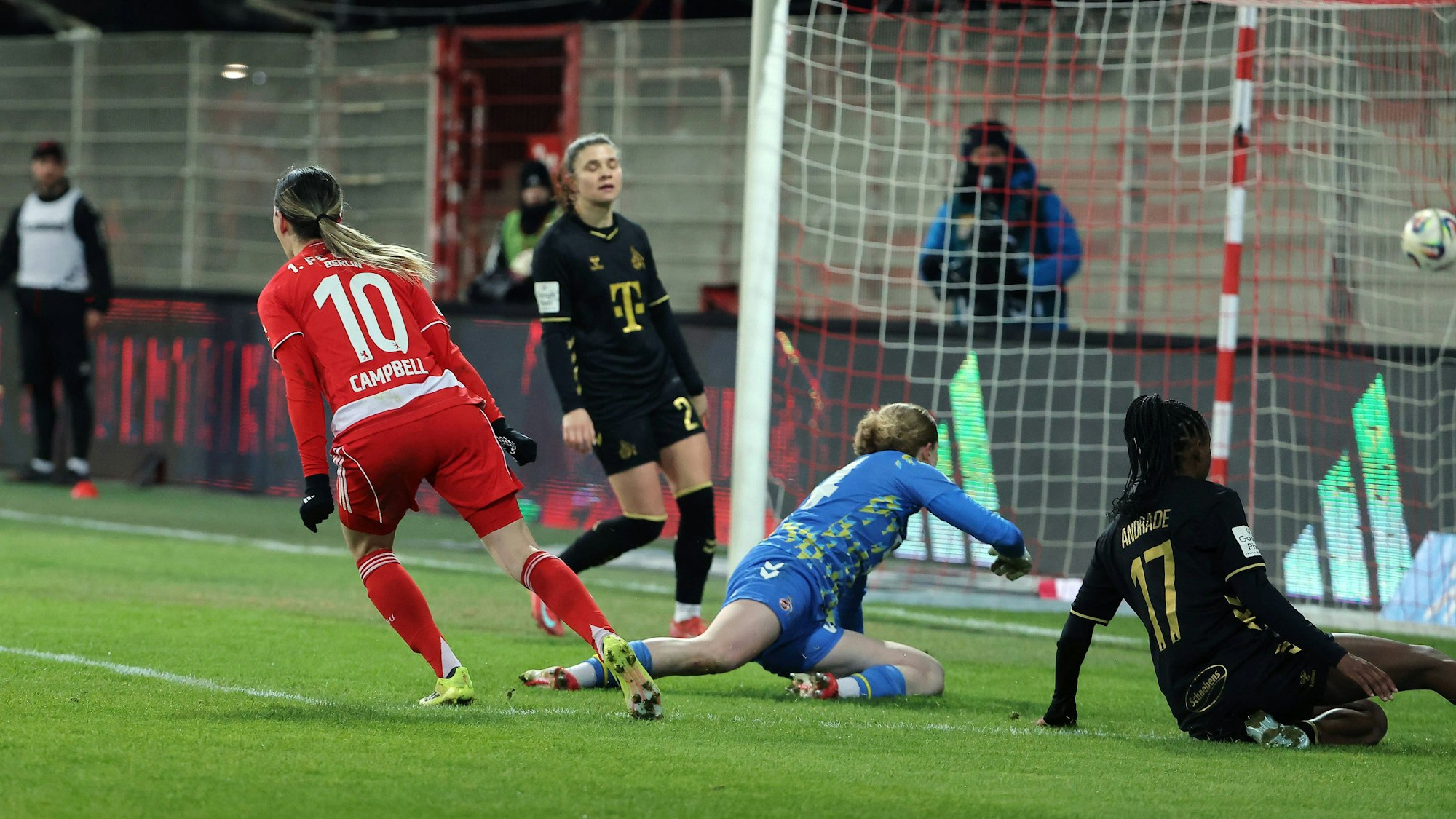 Eileen Campbell erzielt das Tor zum 2:1 gegen Torwart Irina Fuchs / Zweikampf / Spielszene / Aktion / / Fußball Fussball / Bundesliga Damen Frauen Saison 2025/2026 / 20.02.2026 / 1.FC Union Berlin vs. 1.FC Köln / DFL regulations prohibit any use of photographs as image sequences and/or quasi-video / *** Eileen Campbell scores the goal for 2 1 against goalkeeper Irina Fuchs duel Match scene Action Sport Football Soccer Bundesliga Women Season 2025 2026 20 02 2026 1 FC Union Berlin vs 1 FC Köln DFL regulations prohibit any use of photographs as image sequences and or quasi video