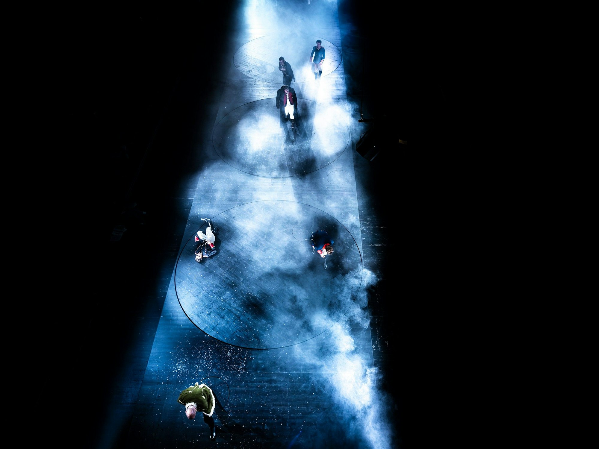 Krieg und Frieden
von Lew Tolstoi / Armin Petras
Regie: Tilmann Köhler
Regie: Tilmann Köhler
Bühne: Karoly Risz
Kostüm: Susanne Uhl
Musikalische Leitung und Komposition: Matthias Krieg
Choreografie: Gal Fefferman
Kampfchoreografie: Atef Vogel
Licht: Christian Schmidt
Dramaturgie: David Benjamin Brückel
Auf dem Bild
Glenn Goltz, Sophie Stockinger, Yohanna Schwertfeger, Florian Lange, Matthias Reichwald, Jonas Friedrich Leonhardi
Foto: Thomas Rabsch