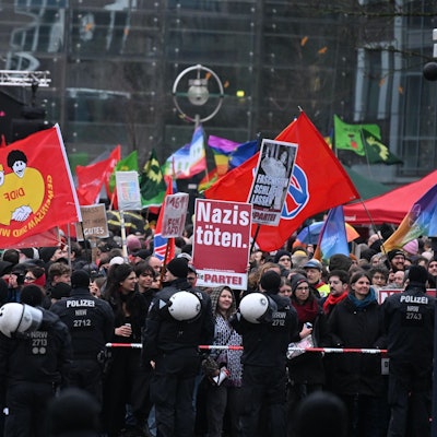 Mehr als 3.000 Menschen haben sich laut Polizei an den Protesten gegen Höcke in Dortmund beteiligt.