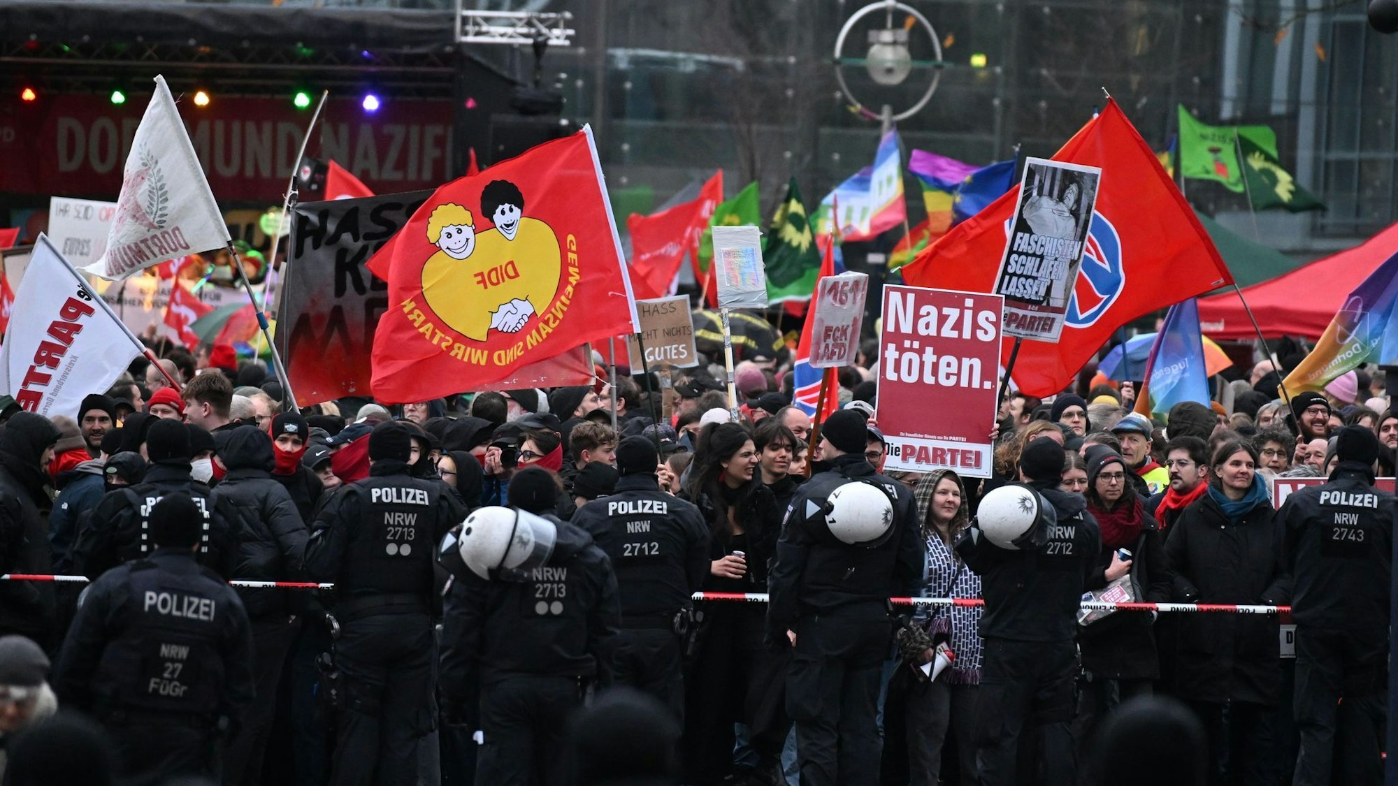Mehr als 3.000 Menschen haben sich laut Polizei an den Protesten gegen Höcke in Dortmund beteiligt.