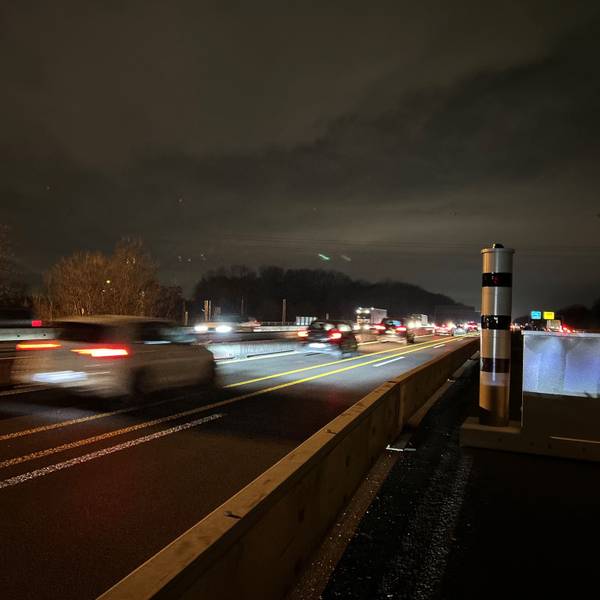Dieser Säulenblitzer ist auch auf der A4 bei Köln in Höhe Eifeltor im Einsatz. Neben dem Tempo aller Fahrzeuge misst er auch das Gewicht von Lkw.