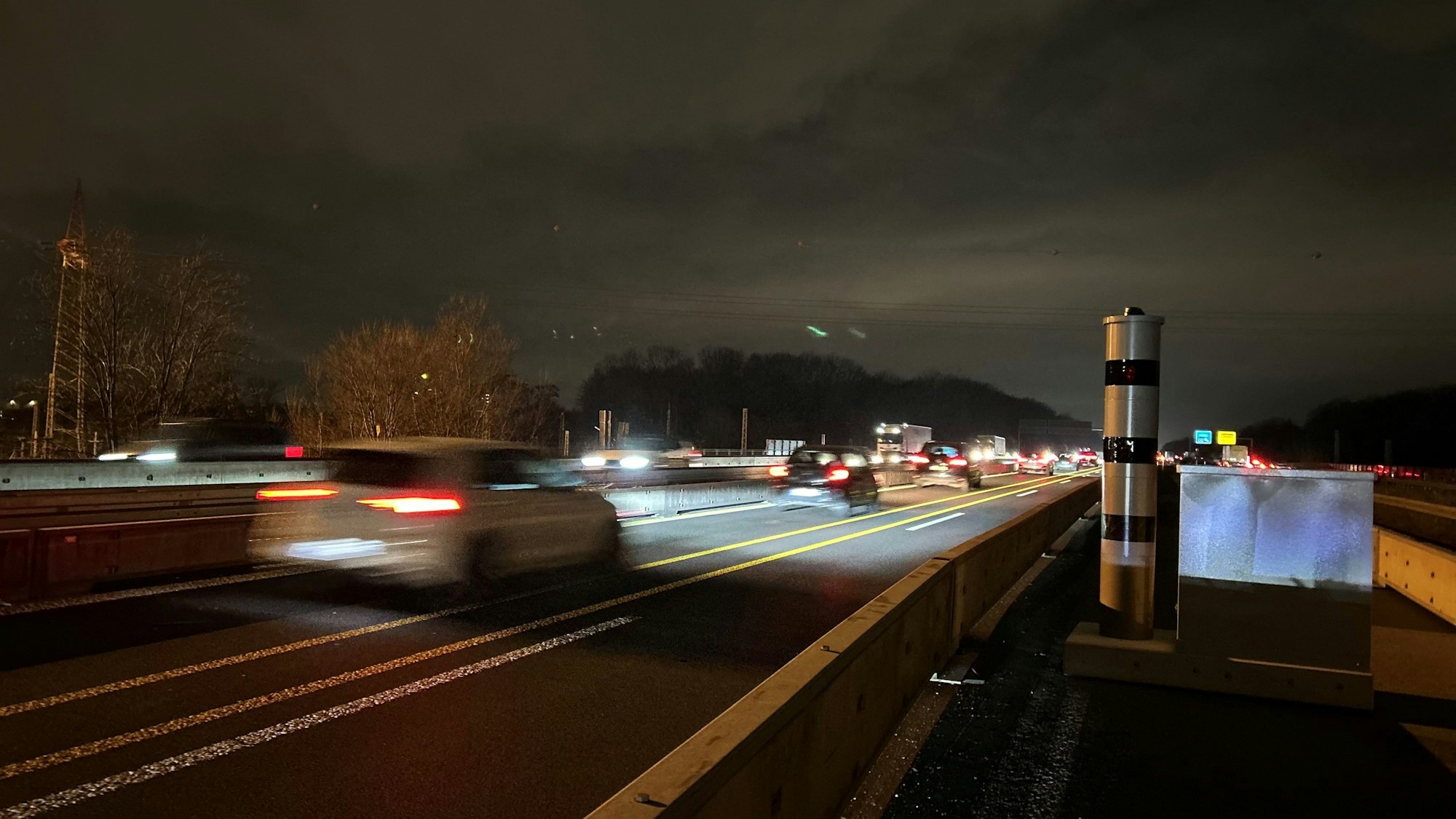 Dieser Säulenblitzer ist auch auf der A4 bei Köln in Höhe Eifeltor im Einsatz. Neben dem Tempo aller Fahrzeuge misst er auch das Gewicht von Lkw.
