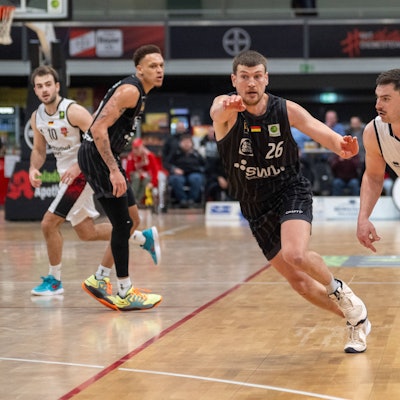 Zweikampf zwischen Till Joenke Tigers Tuebingen, 26 und Luca Kahl Bayer Giants Leverkusen, 03 Bayer Giants Leverkusen vs. Tigers Tuebingen, Basketball, Barmer 2. Basketballbundesliga, 24. Spieltag, Saison 2025/2026, 21.02.2026 Bayer Giants Leverkusen vs. Tigers Tuebingen, Basketball, Barmer 2. Basketballbundesliga, Pro A, 24. Spieltag, Saison 2025/2026, 21.02.2026 Leverkusen *** duel between Till Joenke Tigers Tuebingen, 26 and Luca Kahl Bayer Giants Leverkusen, 03 Bayer Giants Leverkusen vs Tigers Tuebingen, Basketball, Barmer 2 Basketballbundesliga, 24 Matchday, Season 2025 2026, 21 02 2026 Bayer Giants Leverkusen vs Tigers Tuebingen, Basketball, Barmer 2 Basketballbundesliga, Pro A, 24 Matchday, Season 2025 2026, 21 02 2026 Leverkusen Copyright: xEibner-Pressefoto/ThomasxHaeslerx EP_THR