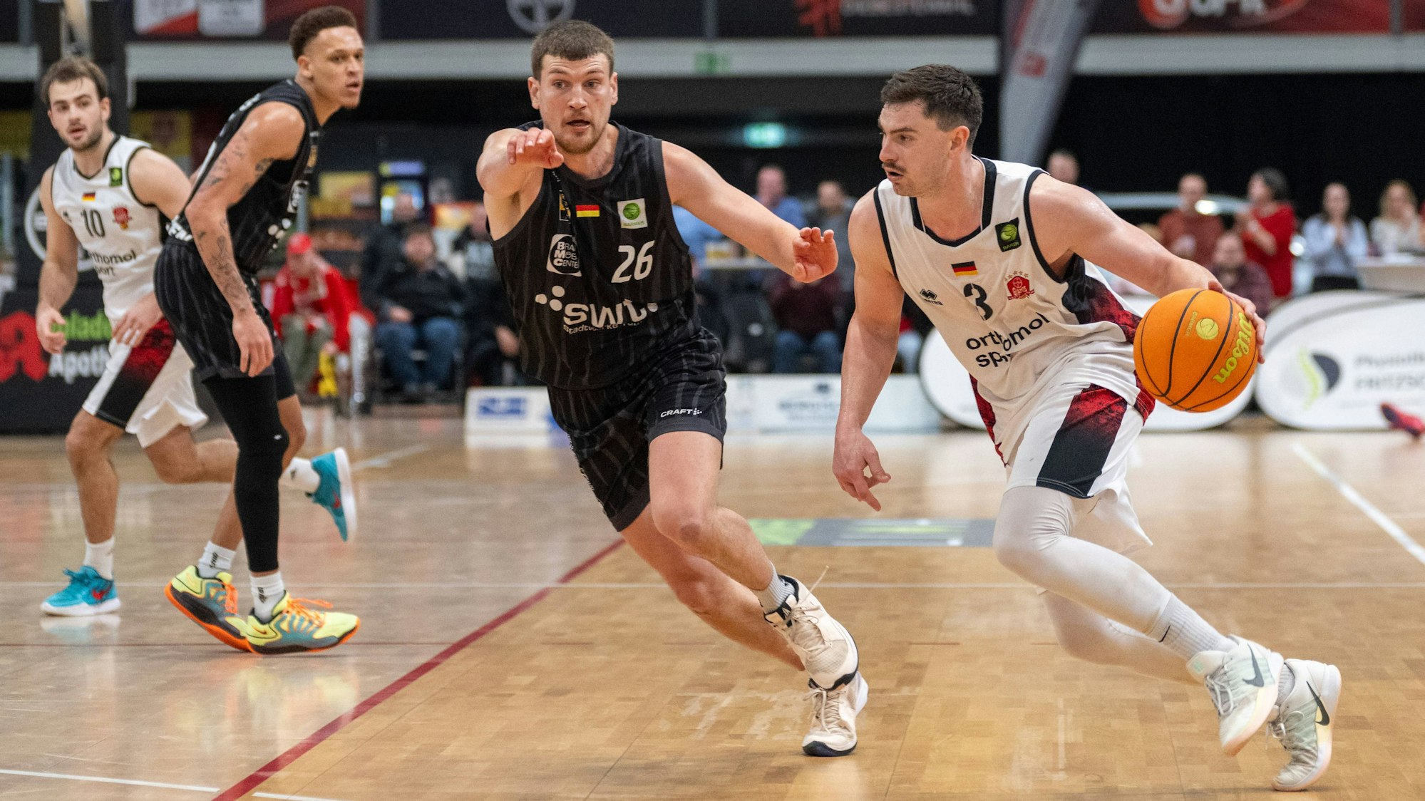 Zweikampf zwischen Till Joenke Tigers Tuebingen, 26 und Luca Kahl Bayer Giants Leverkusen, 03 Bayer Giants Leverkusen vs. Tigers Tuebingen, Basketball, Barmer 2. Basketballbundesliga, 24. Spieltag, Saison 2025/2026, 21.02.2026 Bayer Giants Leverkusen vs. Tigers Tuebingen, Basketball, Barmer 2. Basketballbundesliga, Pro A, 24. Spieltag, Saison 2025/2026, 21.02.2026 Leverkusen *** duel between Till Joenke Tigers Tuebingen, 26 and Luca Kahl Bayer Giants Leverkusen, 03 Bayer Giants Leverkusen vs Tigers Tuebingen, Basketball, Barmer 2 Basketballbundesliga, 24 Matchday, Season 2025 2026, 21 02 2026 Bayer Giants Leverkusen vs Tigers Tuebingen, Basketball, Barmer 2 Basketballbundesliga, Pro A, 24 Matchday, Season 2025 2026, 21 02 2026 Leverkusen Copyright: xEibner-Pressefoto/ThomasxHaeslerx EP_THR