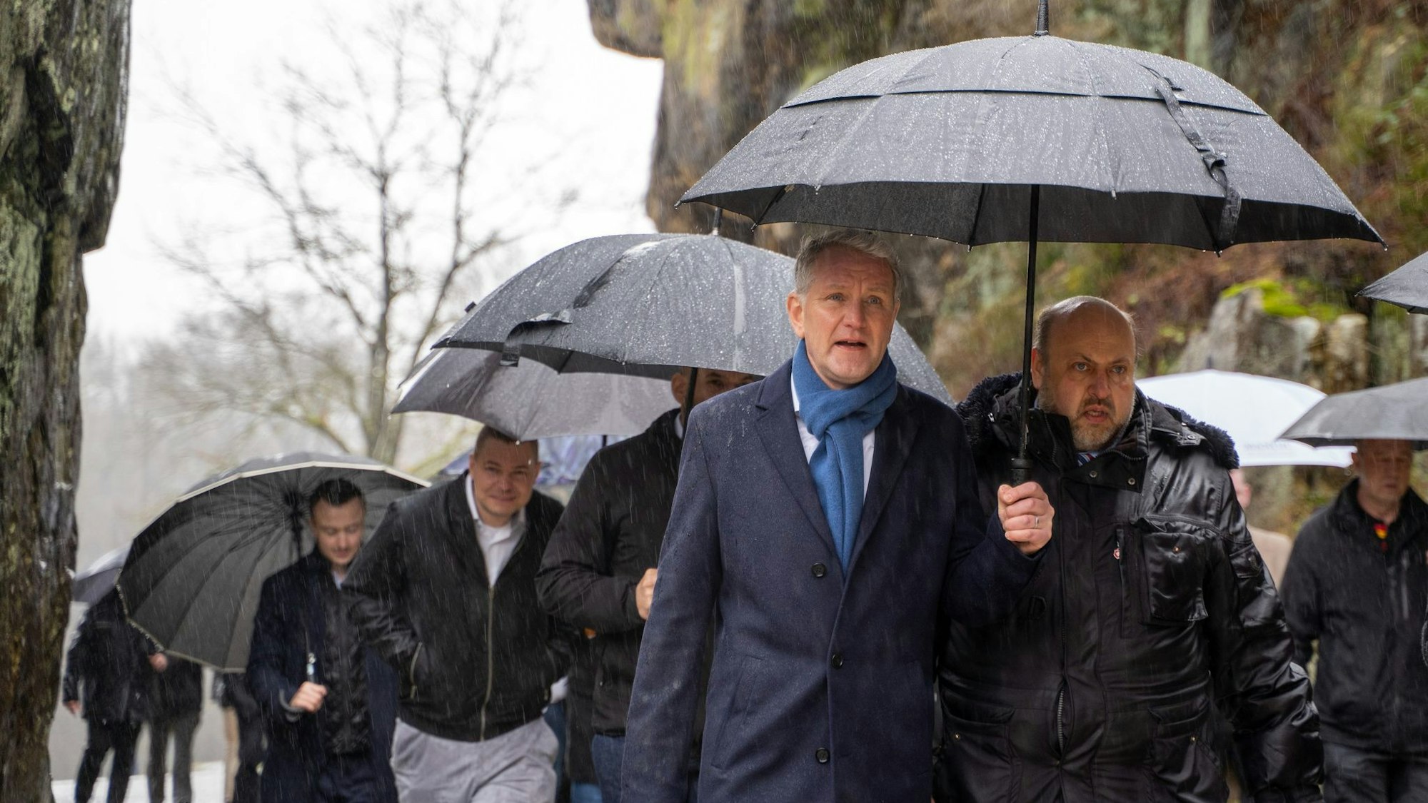 Höcke besuchte mit mehreren AfD-Politikern die Externsteine im Teutoburger Wald.