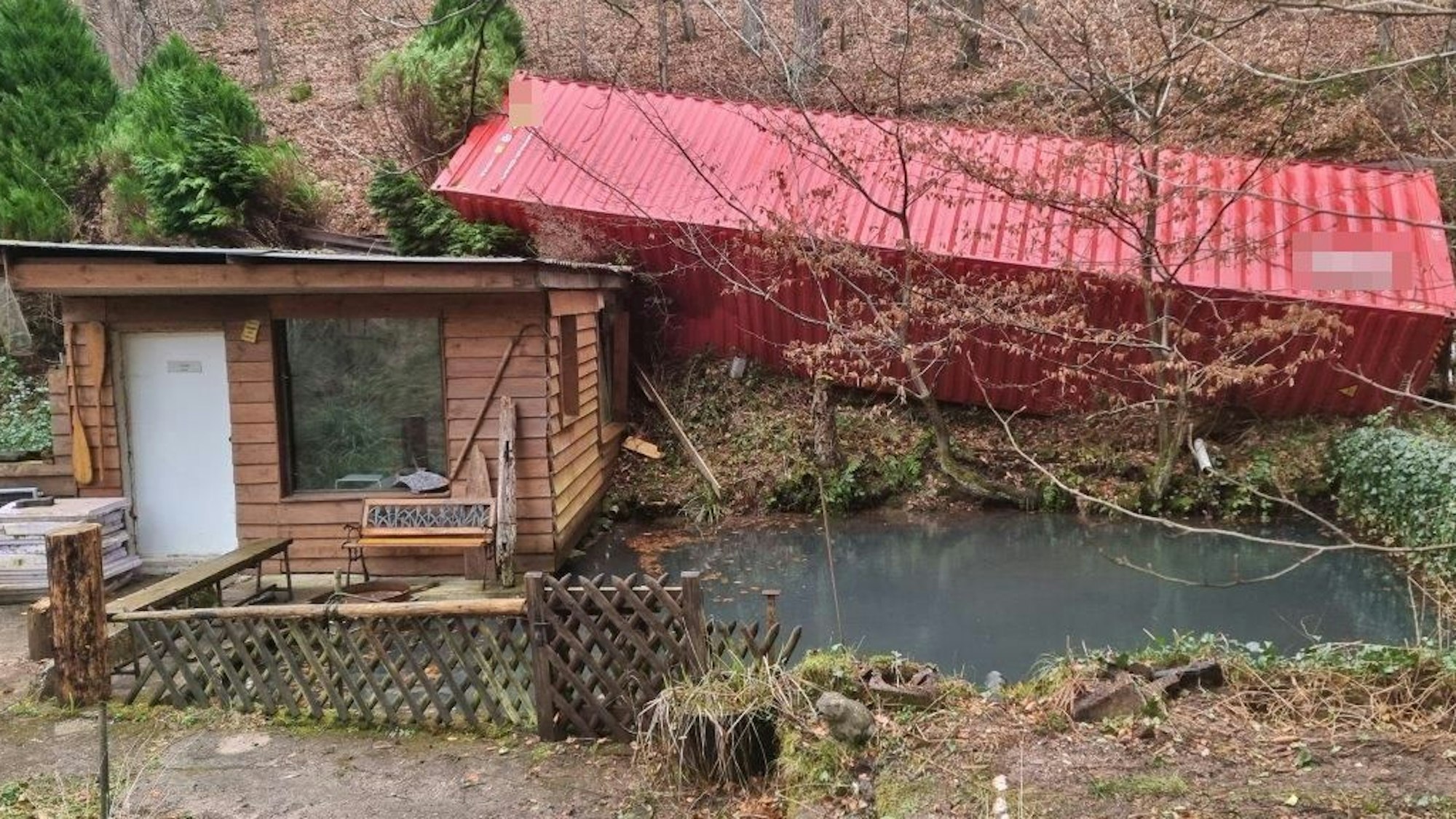 Bei dem Unfall vor vier Jahren stürzte der Anhänger des Sattelzuges auf die Hütte und richtete erhebliche Schäden an.