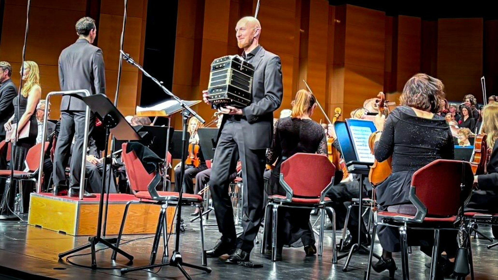 Die Bayer-Philharmonikern und der Projektchor 007 führten Martin Palmeris Requiem erstmals in Europa auf.