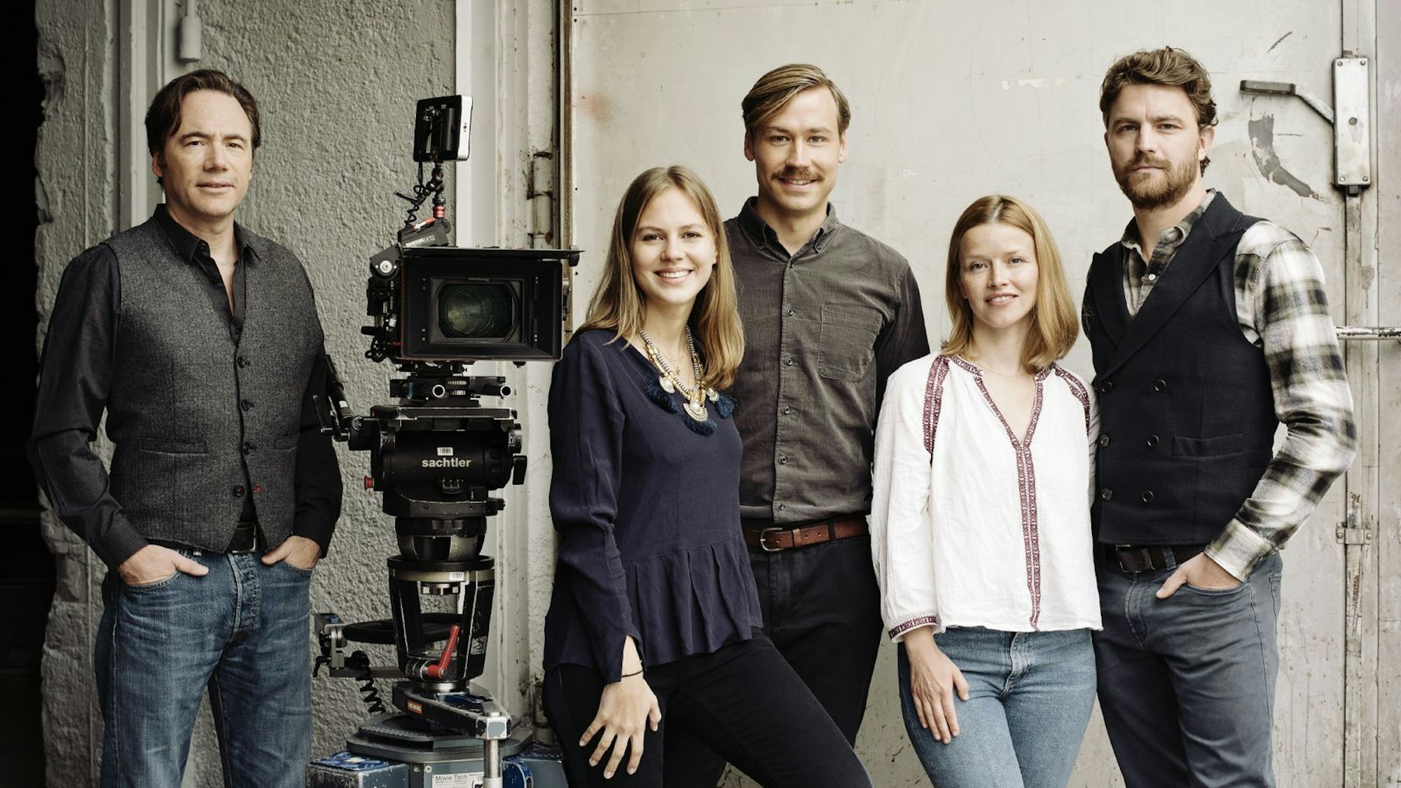 2018 spielte Karoline Schuch (zweite von rechts) eine der Hauptrollen im Thriller „Ballon“ abhängen von Regisseur Michael „Bully“ Herbig“ (links). (Bild: Studiocanal GmbH / Marco Nagel)