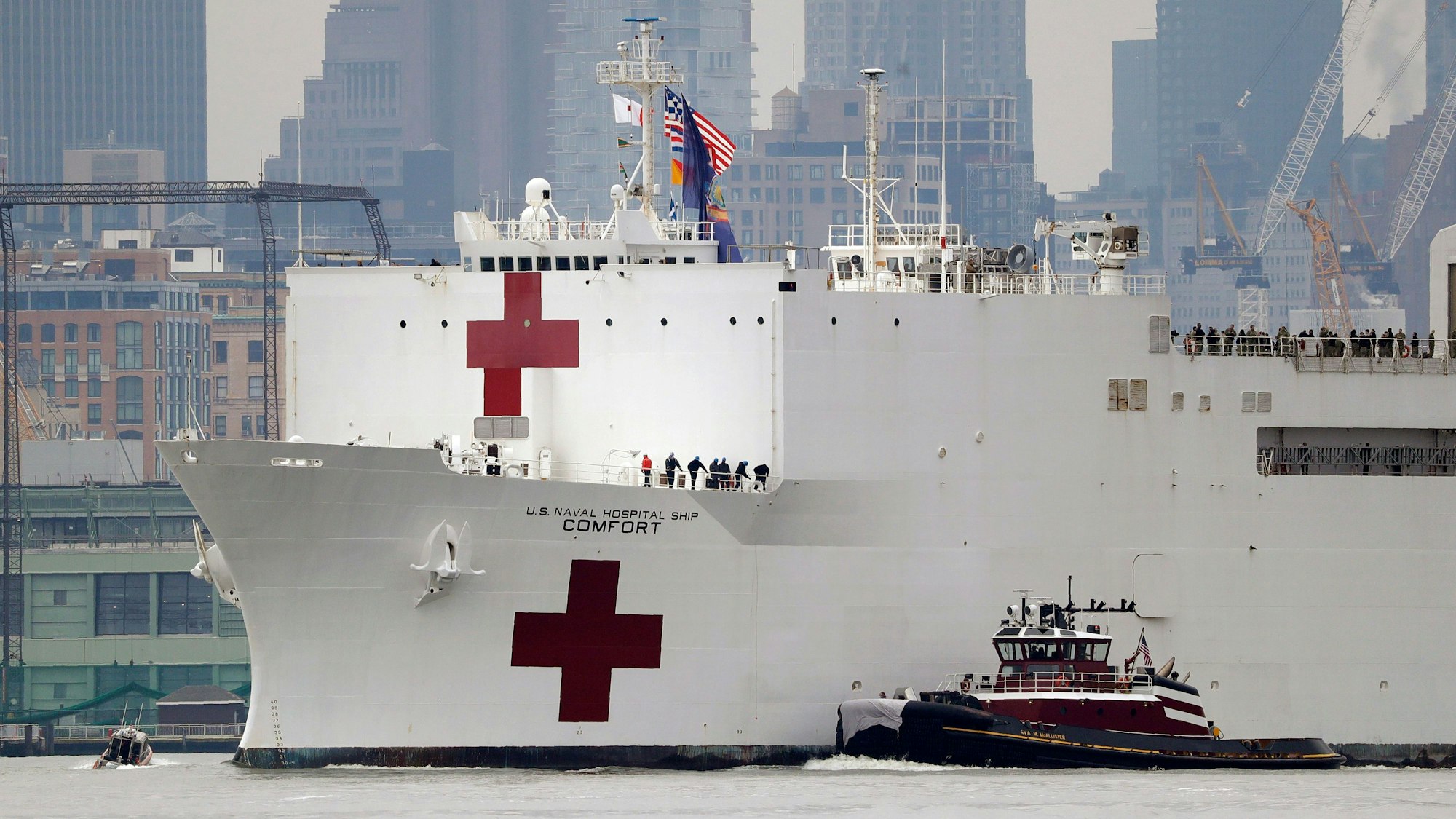 Das Lazarettschiff „USNS Comfort“ der US-amerikanischen Marine kommt im Hafen von New York City an. (Archivbild)