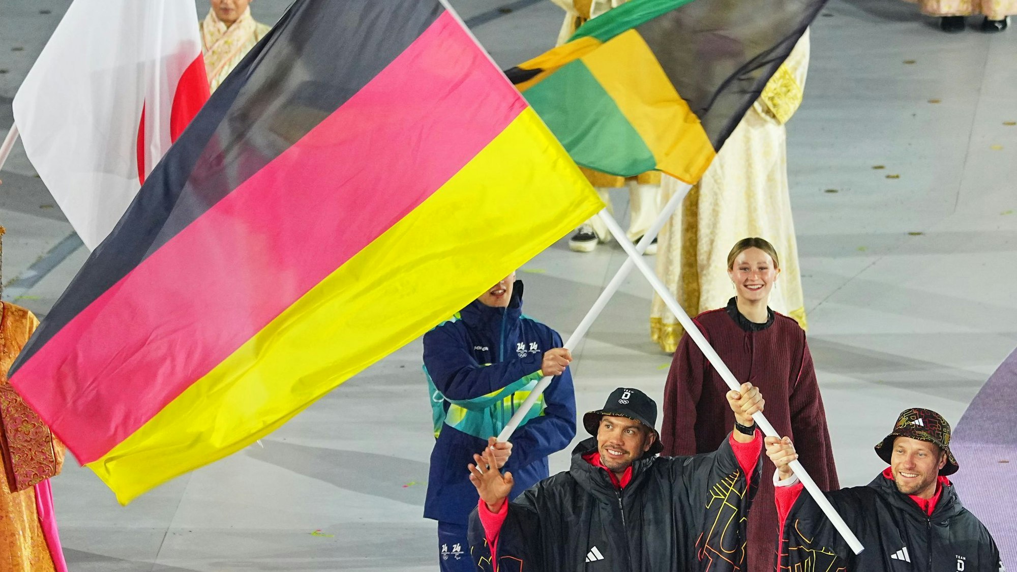 Tobias Wendl (l) und Tobias Arlt tragen die deutsche Fahne.