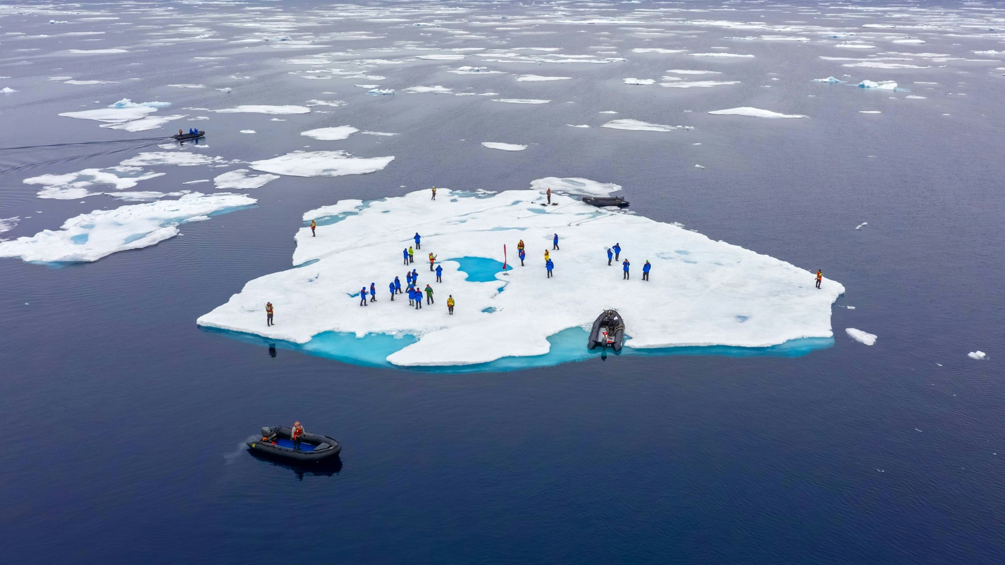 Personen laufen über eine Eisscholle. In Lettland mussten zwei Spaziergänger vom Meereis gerettet werden. (Symbolbild)