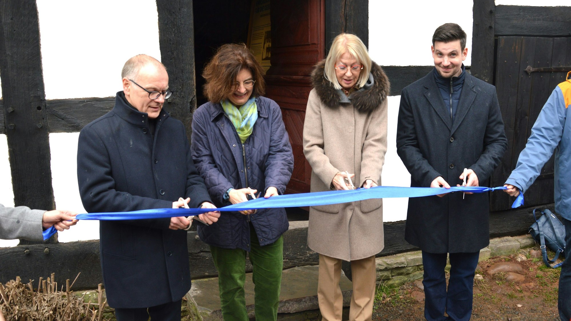 Dr. Carsten Vorwig, Corinna Franz, Elfi Scho-Antwerpes und Jan N. Clevinghaus stehen nebeneinander und durchschneiden ein blaues Band.