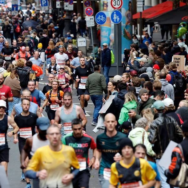 Teilnehmer beim 27. Generali Köln Marathon 2025 laufen durch die Kölner Innenstadt. Zahlreiche Zuschauer feuern die Läufer mit selbstgebastelten Plakaten an. Themenbild, Symbolbild Köln, 05.10.2025 NRW Deutschland *** Participants in the 27 Generali Cologne Marathon 2025 run through Cologne city center Numerous spectators cheer on the runners with homemade posters Theme image, symbolic image Cologne, 05 10 2025 NRW Germany Copyright: xChristophxHardtx