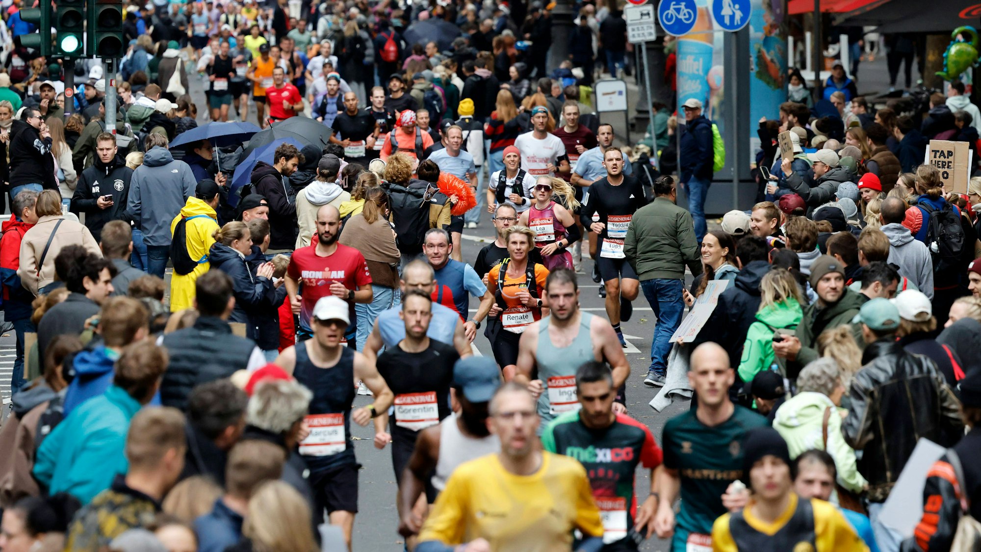 Teilnehmer beim 27. Generali Köln Marathon 2025 laufen durch die Kölner Innenstadt. Zahlreiche Zuschauer feuern die Läufer mit selbstgebastelten Plakaten an. Themenbild, Symbolbild Köln, 05.10.2025 NRW Deutschland *** Participants in the 27 Generali Cologne Marathon 2025 run through Cologne city center Numerous spectators cheer on the runners with homemade posters Theme image, symbolic image Cologne, 05 10 2025 NRW Germany Copyright: xChristophxHardtx
