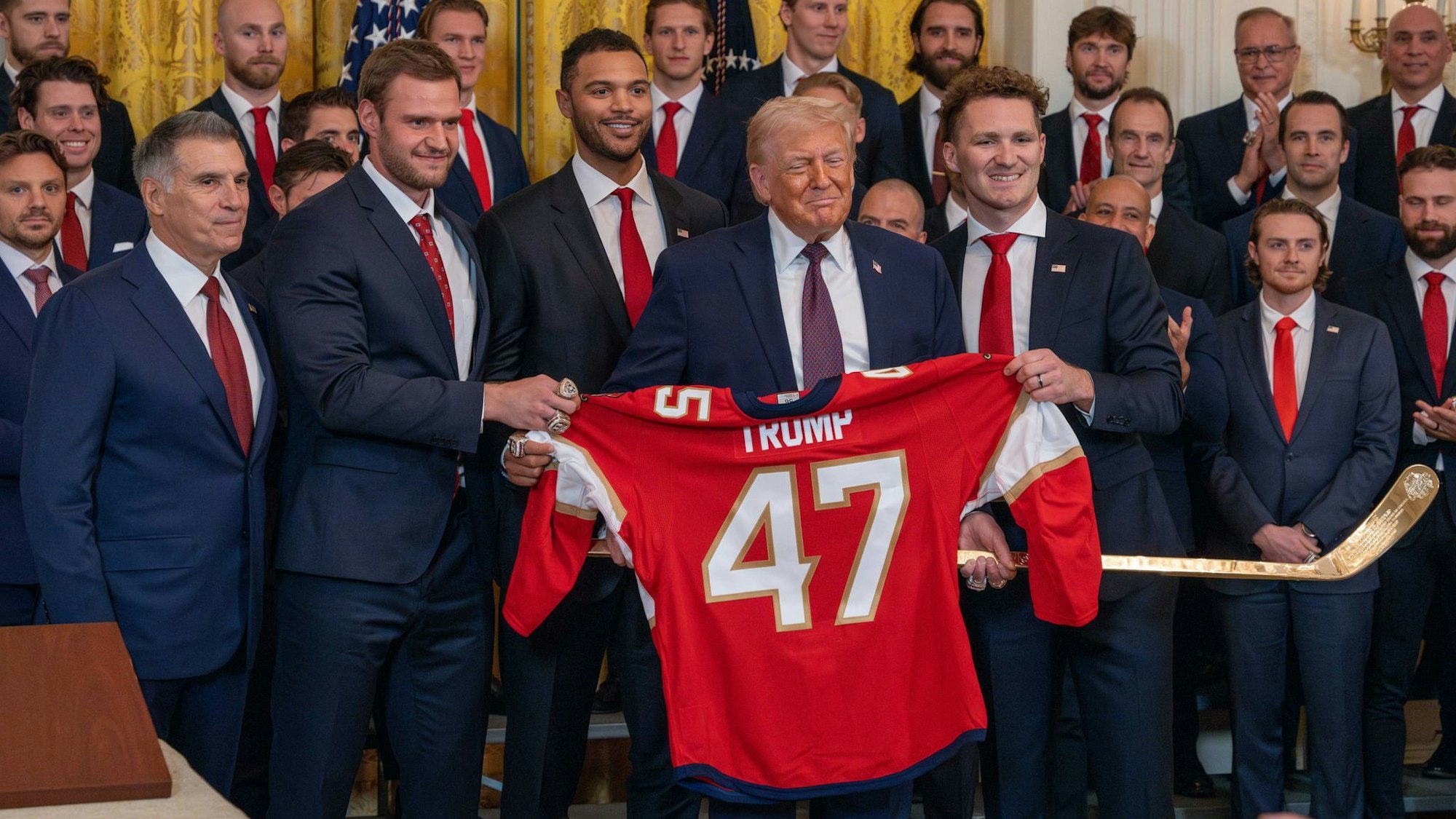 Donald Trump freut sich über den Olympiasieg der USA im Eishockey-Finale gegen Kanada. (Archivbild)