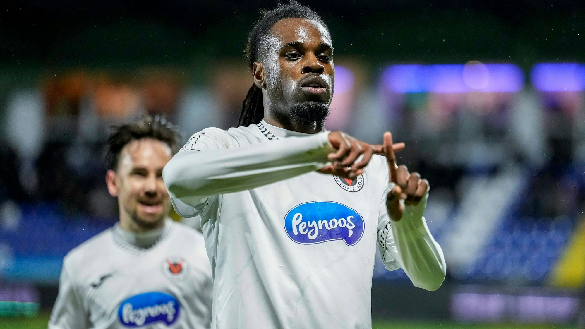 Torschütze Yannick Aime Tonye Viktoria, 30, Spieler vom FC Viktoria Köln 1904, jubelt über das Tor zum 0:1, Jubel, jubeln, Torjubel, Torerfolg, celebrate the goal, goal, celebration, jubelt ueber das Tor, Freuen, Freude, freut sich, optimistisch, positiv, Spielszene, Highlight, Einzelbild, Einzelfoto, Aktion, Action, 22.02.2026, Sinsheim Deutschland, Fussball, 3. Liga, TSG 1899 Hoffenheim II - FC Viktoria Köln, DFB/DFL REGULATIONS PROHIBIT ANY USE OF PHOTOGRAPHS AS IMAGE SEQUENCES AND/OR QUASI-VIDEO. *** Goalscorer Yannick Aime Tonye Viktoria, 30 , player of FC Viktoria Köln 1904, cheers about the goal to 0 1, cheer, cheer, goal celebration, celebrate the goal, goal, celebration, cheers about the goal, rejoicing, joy, rejoices, optimistic, positive, game scene, highlight, single image, single photo, action, action, 22 02 2026, Sinsheim Germany , Soccer, 3 Liga, TSG 1899 Hoffenheim II FC Viktoria Köln, DFB DFL REGULATIONS PROHIBIT ANY USE OF PHOTOGRAPHS AS IMAGE SEQUENCES AND OR QUASI VIDEO xozx