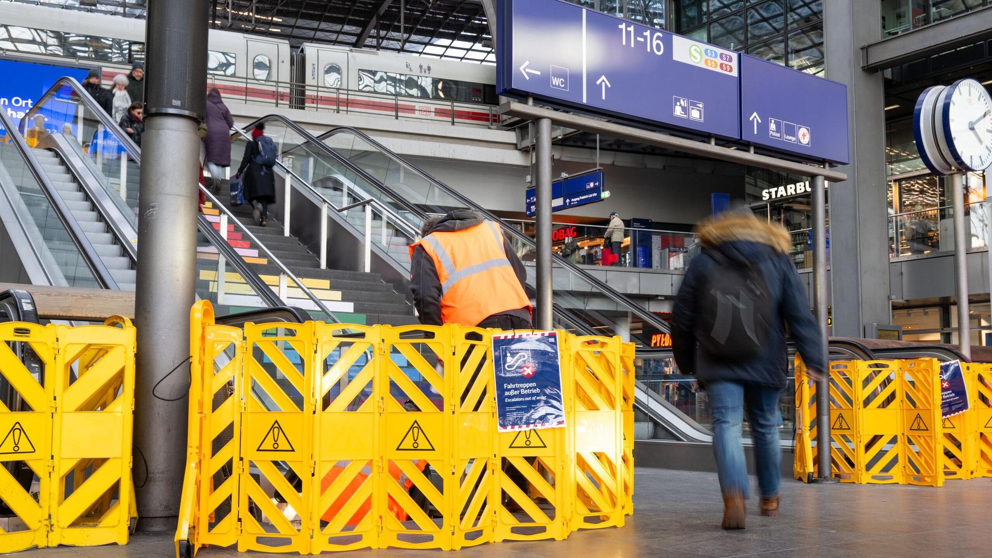 Absperrungen an Rolltreppen am Hauptbahnhof Berlin. Hier soll eine Frau zu Fall gekommen sein, als eine Rolltreppe plötzlich rückwärts fuhr.