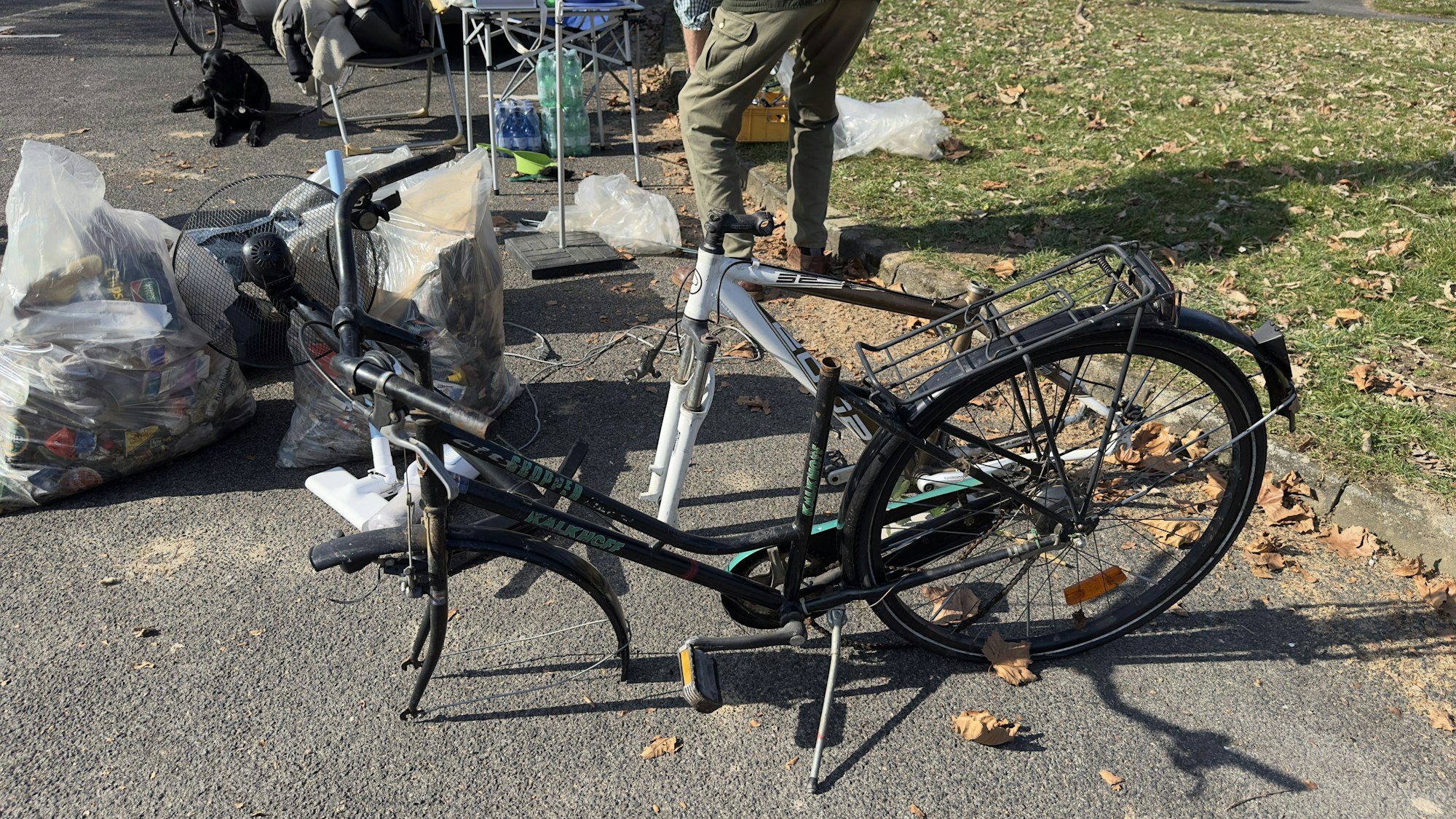 Zu sehen ist ein Fahrradgestell.