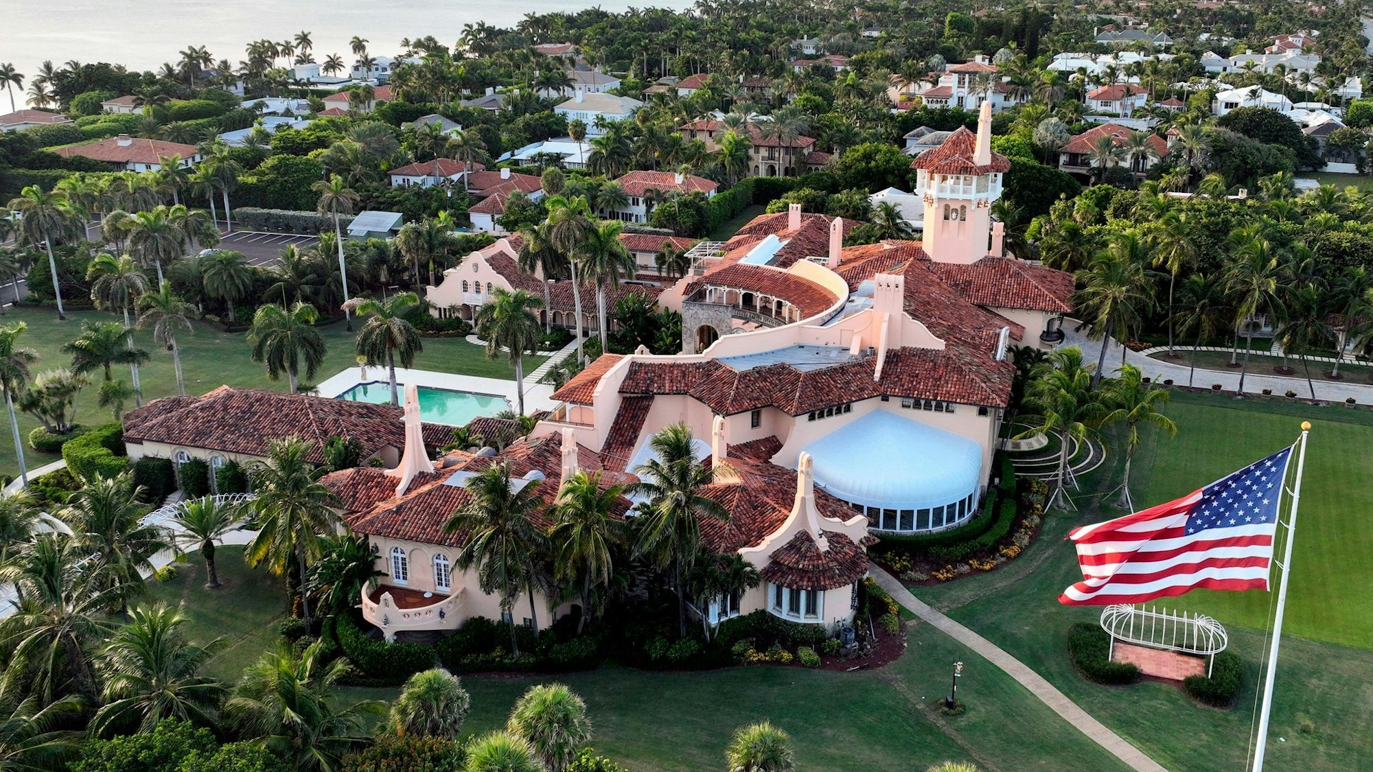 Ein Mann soll in den gesperrten Bereich des Anwesens von Donald Trump eingedrungen sein. (Archivbild)