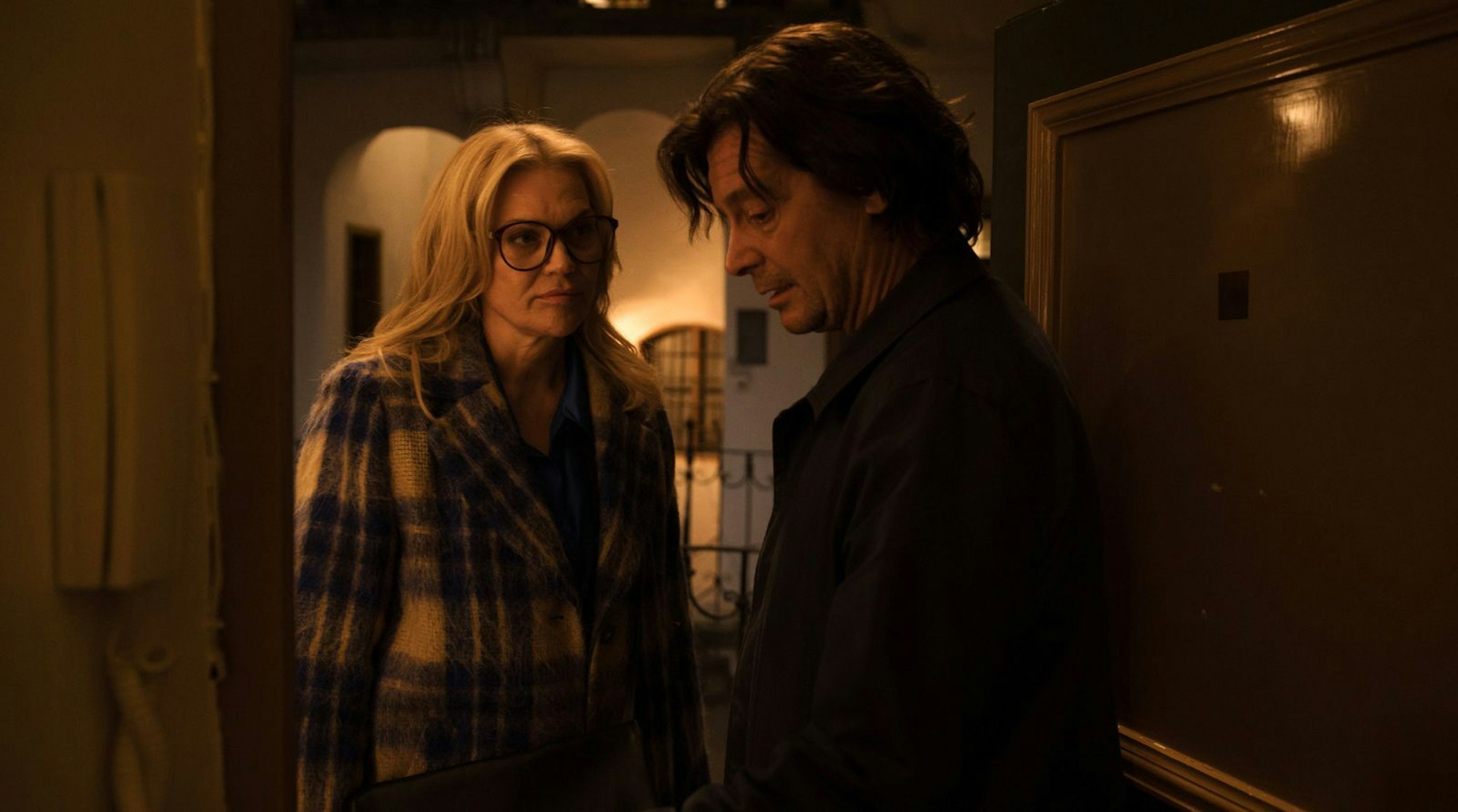 Mit seinen unorthodoxen Unterrichtsmethoden eckt Meiberger (Fritz Karl) bei der Unileitung an. Dass die Dekanin der Lehranstalt, Andrea Breuer (Anna Loos), seine heimliche Freundin ist, sorgt auch privat für Probleme. (Bild: ARD Degeto Film/Mona Film/Tivoli Film/Victoria Herbig)