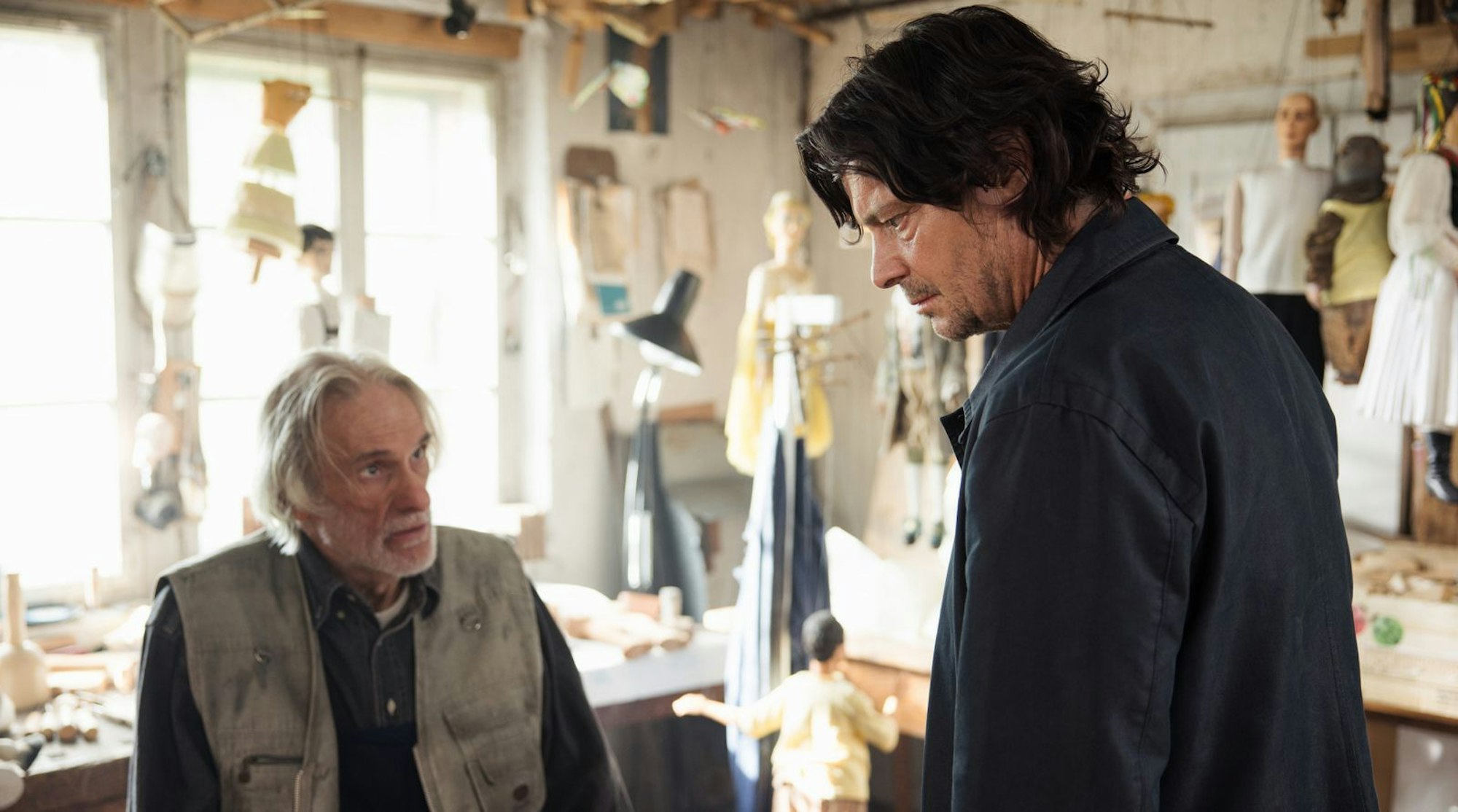 Eine Spur führt den Kriminalpsychologen Thomas Meiberger (Fritz Karl, rechts) zu dem Marionettenbauer Hans Neumeier (Clemens Aap Lindenberg). Steckt er hinter den Entführungen? Nein. Aber er kann einen wichtigen Hinweis liefern, der Aufwind in die Ermittlungen bringt. (Bild: ARD Degeto Film/Mona Film/Tivoli Film/Victoria Herbig)