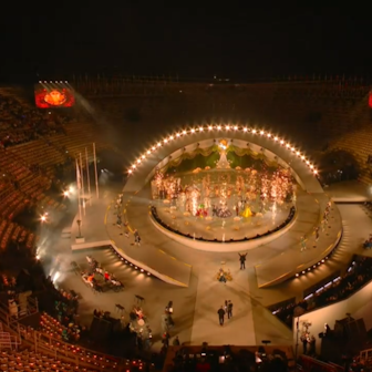 Zu Beginn der Olympia-Abschlussfeier in Verona waren zahlreiche Plätze auf den Rängen unbesetzt (links).