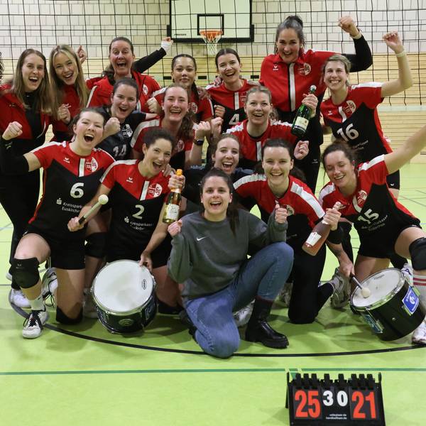 Die Spielerinnen jubeln mit geballten Fäusten.
