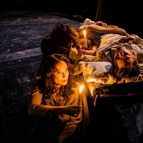 Krieg und Frieden
von Lew Tolstoi / Armin Petras
Regie: Tilmann Köhler
Regie: Tilmann Köhler
Bühne: Karoly Risz
Kostüm: Susanne Uhl
Musikalische Leitung und Komposition: Matthias Krieg
Choreografie: Gal Fefferman
Kampfchoreografie: Atef Vogel
Licht: Christian Schmidt
Dramaturgie: David Benjamin Brückel
Auf dem Bild
Blanka Winkler, Judith Bohle, Jonas Friedrich Leonhardi
Foto: Thomas Rabsch