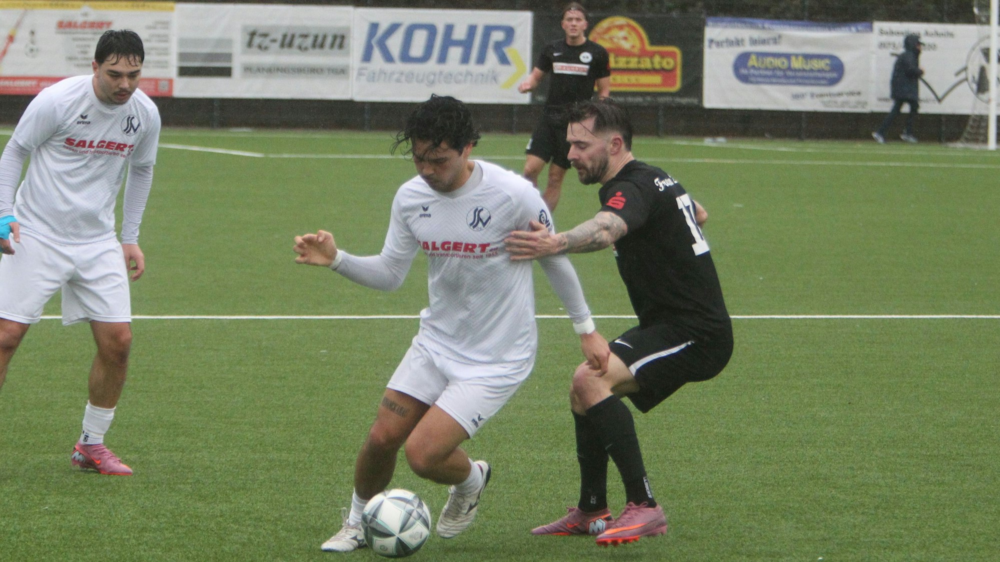 Torschützen unter sich: Kelana Mahessa (links) vom SSV 04 und Patrick Friesdorf von der SpVg Frechen.