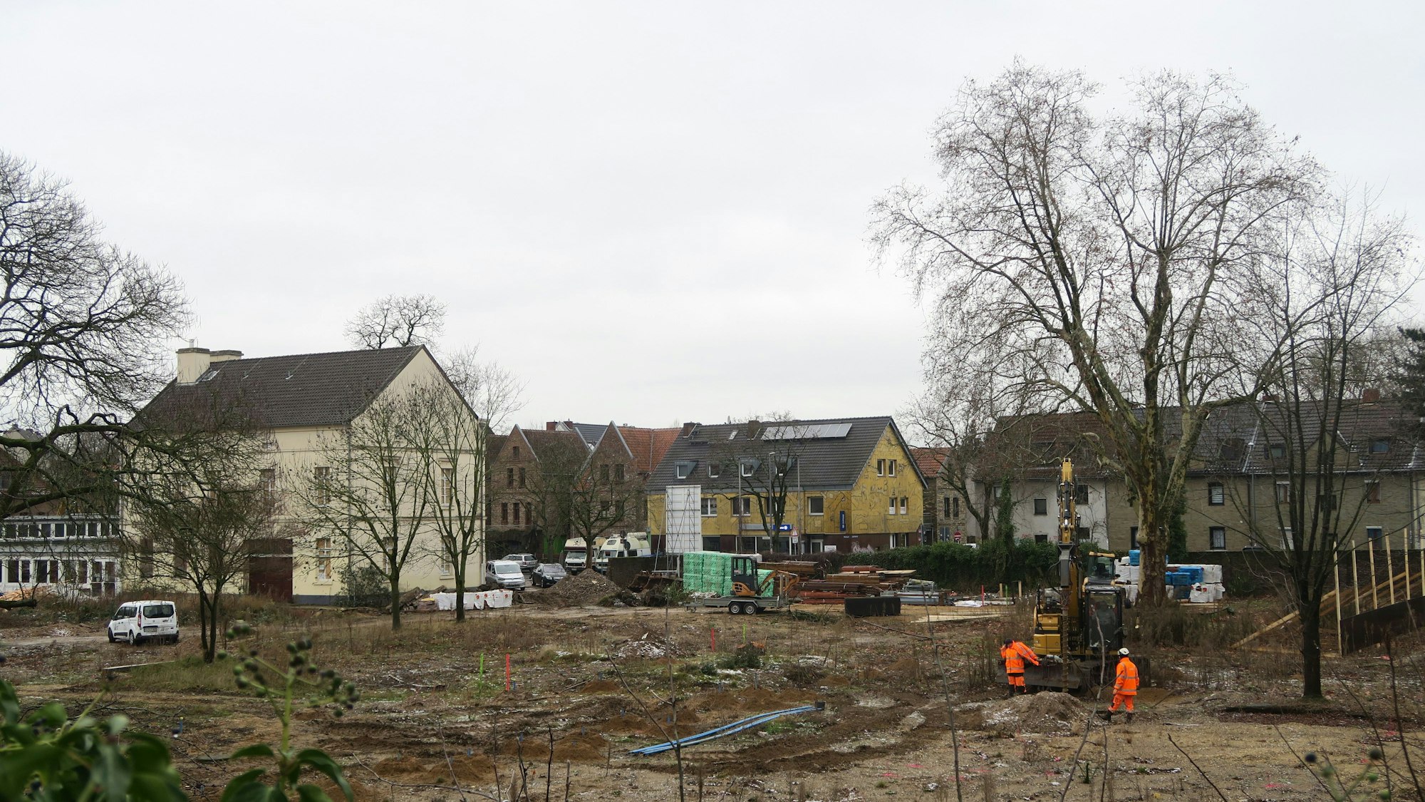 Blick auf ein großes Grundstück, auf dem Gebäude abgerissen wurden.