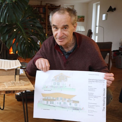 Das Foto zeigt Ruprecht Olbeter mit einem Modell und einer Zeichnung des geplanten Praxisneubaus, das in Reichshof-Brüchermühle entstehen soll.