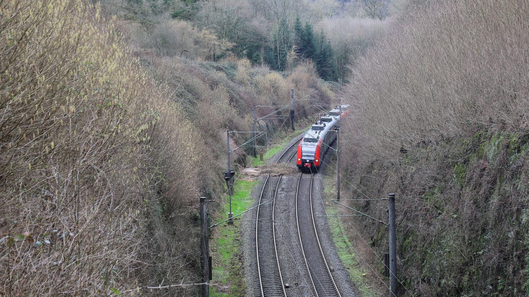Die Siegtalstrecke der Deutschen Bahn ist durch einen Hangrutsch eingleisig gesperrt.
