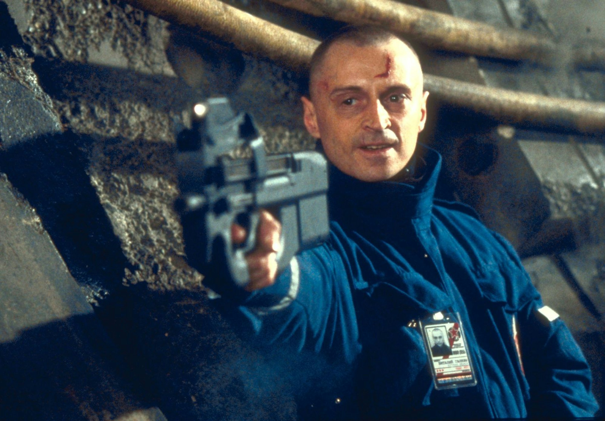 Als glatzköpfiger Terrorist Viktor Zokas in „Die Welt ist nicht genug“ machte Robert Carlyle James Bond das Leben schwer. (Bild: 2015 Danjaq, LLC and Metro-Goldwyn-Mayer Studios)