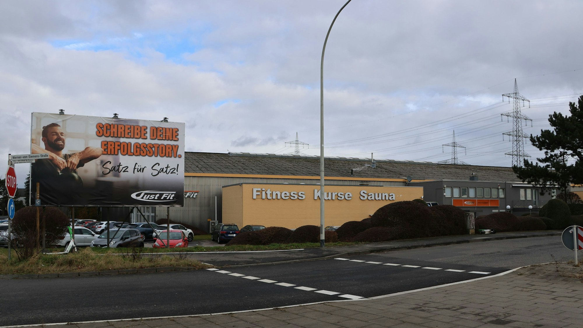 Auf dem Bild ist die Halle eines Fitnessstudios zu sehen.