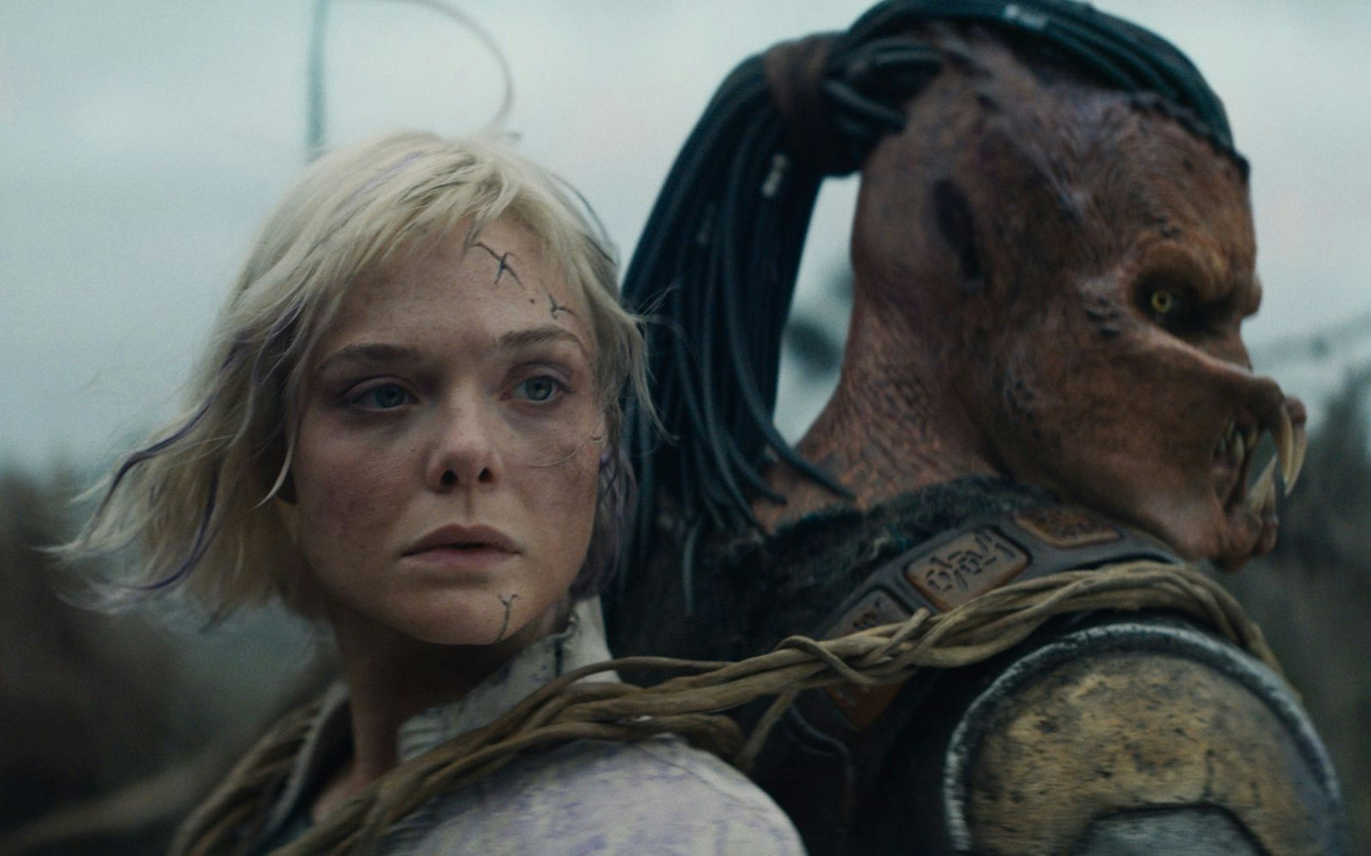 Thia (Elle Fanning) unterstützt den ausgestoßenen Dek (Dimitrius Schuster-Koloamatangi) bei seiner Suche. (Bild: Leonine Studios/2026 20th Century Studios)