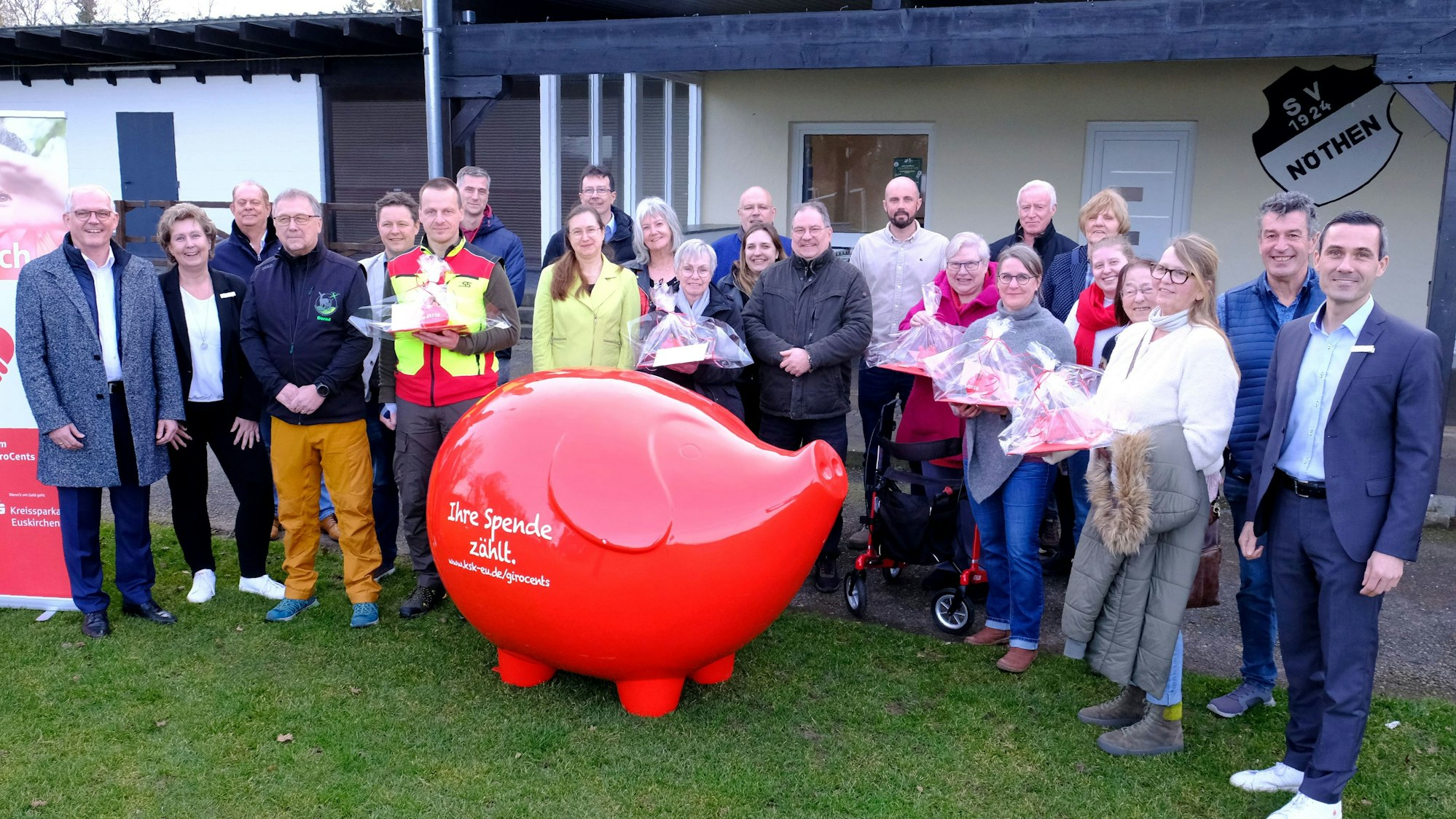 Vertreter verschiedenen Vereine und der Kreissparkasse Euskirchen beim Gruppenbild mit einem überdimensionierten Sparschwein.