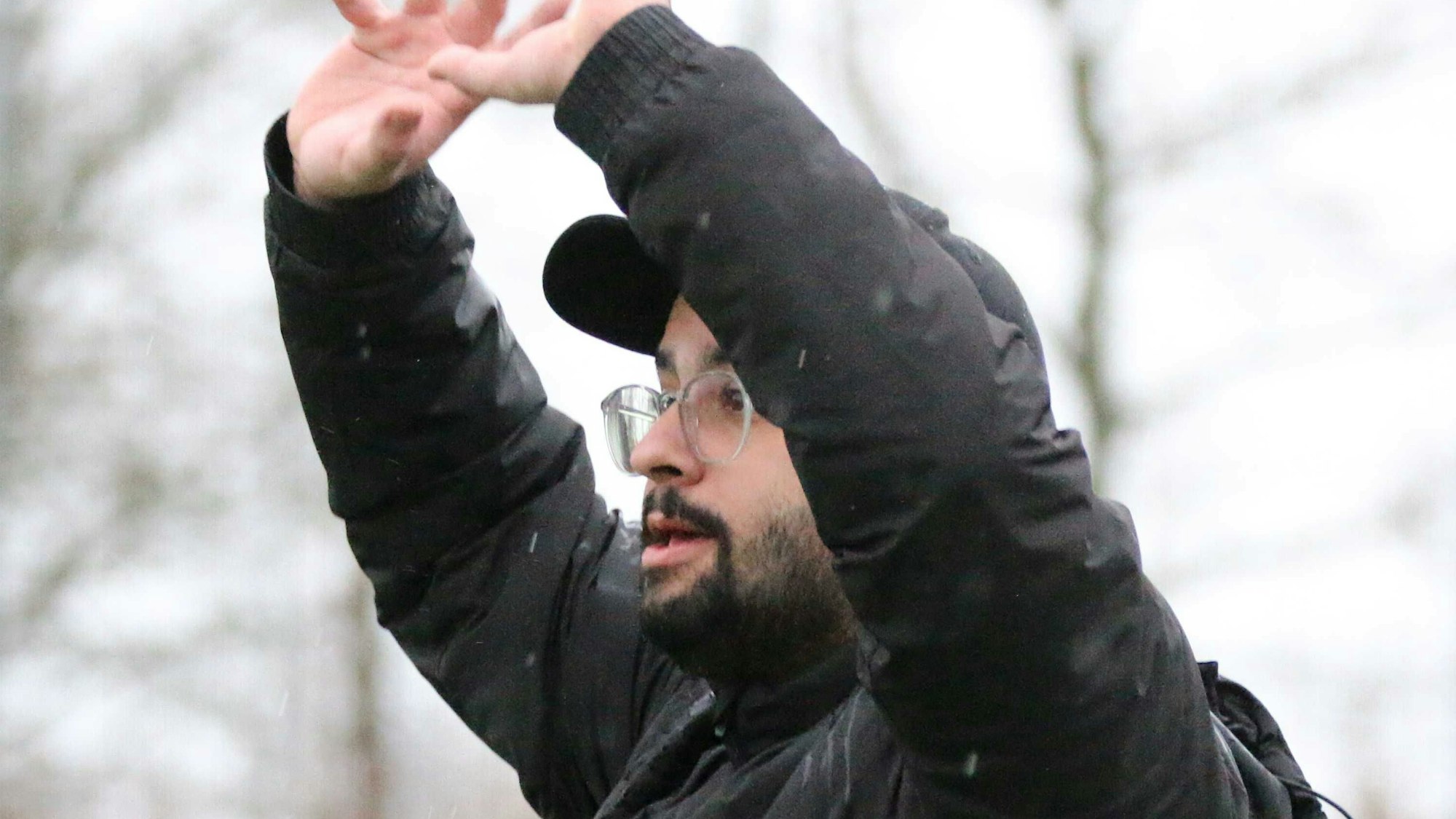 Bessenichs Trainer Can Celik hebt die Arme.