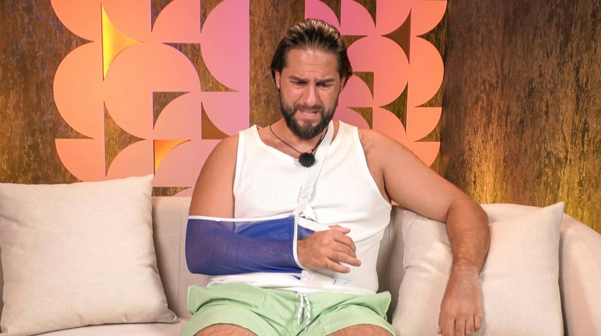 Maurice ist vom ersten Teamspiel noch körperlich angeschlagen - er schaut dieses Mal nur von der Seitenlinie zu. (Bild: Joyn)