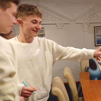 Jugendliche an einer Wahlurne