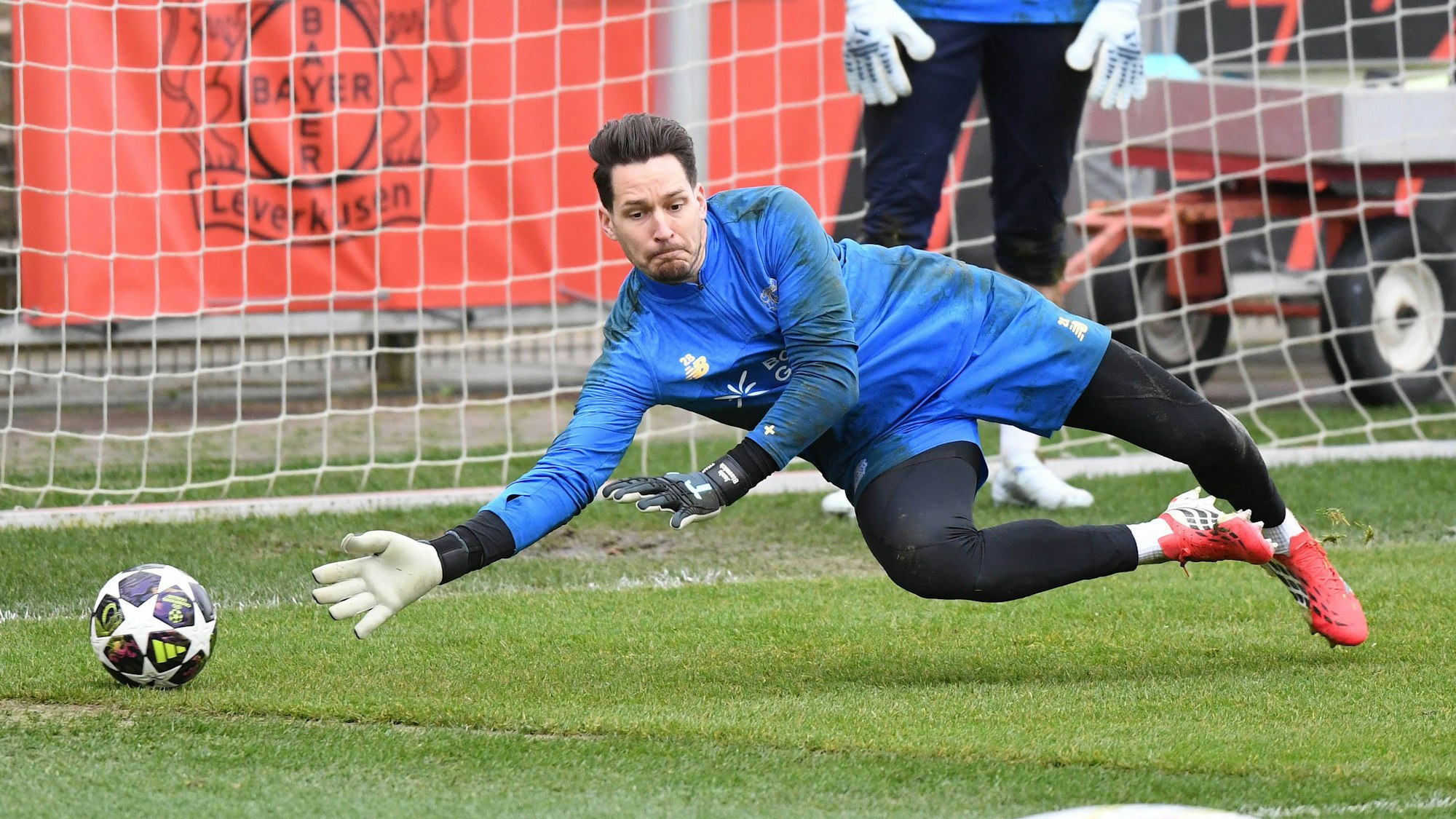 23.02.2026, xophax, Fussball , UEFA Champions League , 2025 / 2026 , Training von Bayer Leverkusen vor dem Spiel gegen Olympiakos Piräus. Janis Blaswich Bayer Leverkusen Leverkusen *** 23 02 2026, xophax, Football , UEFA Champions League , 2025 2026 , Training of Bayer Leverkusen before the match against Olympiakos Piraeus Janis Blaswich Bayer Leverkusen Leverkusen